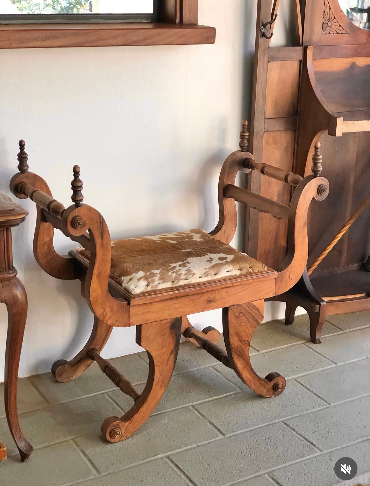 Marquesa / Banco curul em Jacarandá com estofado em couro de vaca malhada 