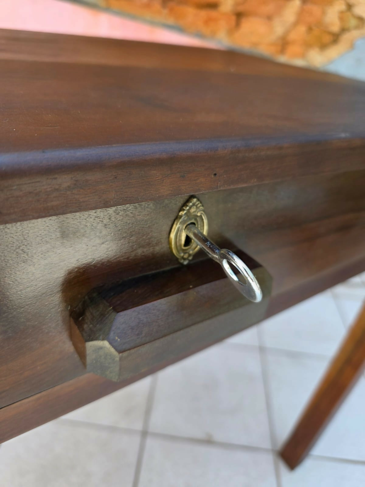 Escrivaninha em imbuia maciça, década de 50