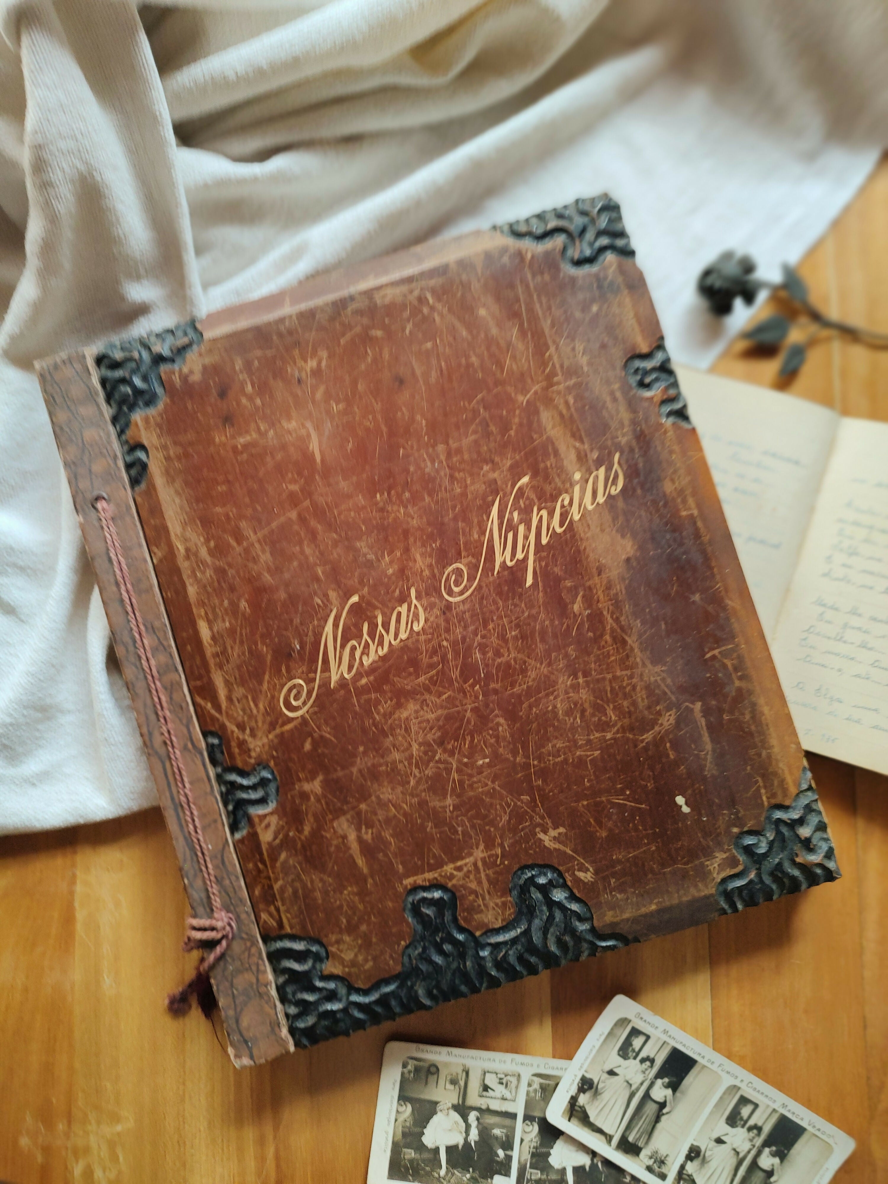Antigo álbum de fotos "Nossas Núpcias" com capa em madeira (39cm x 33cm)