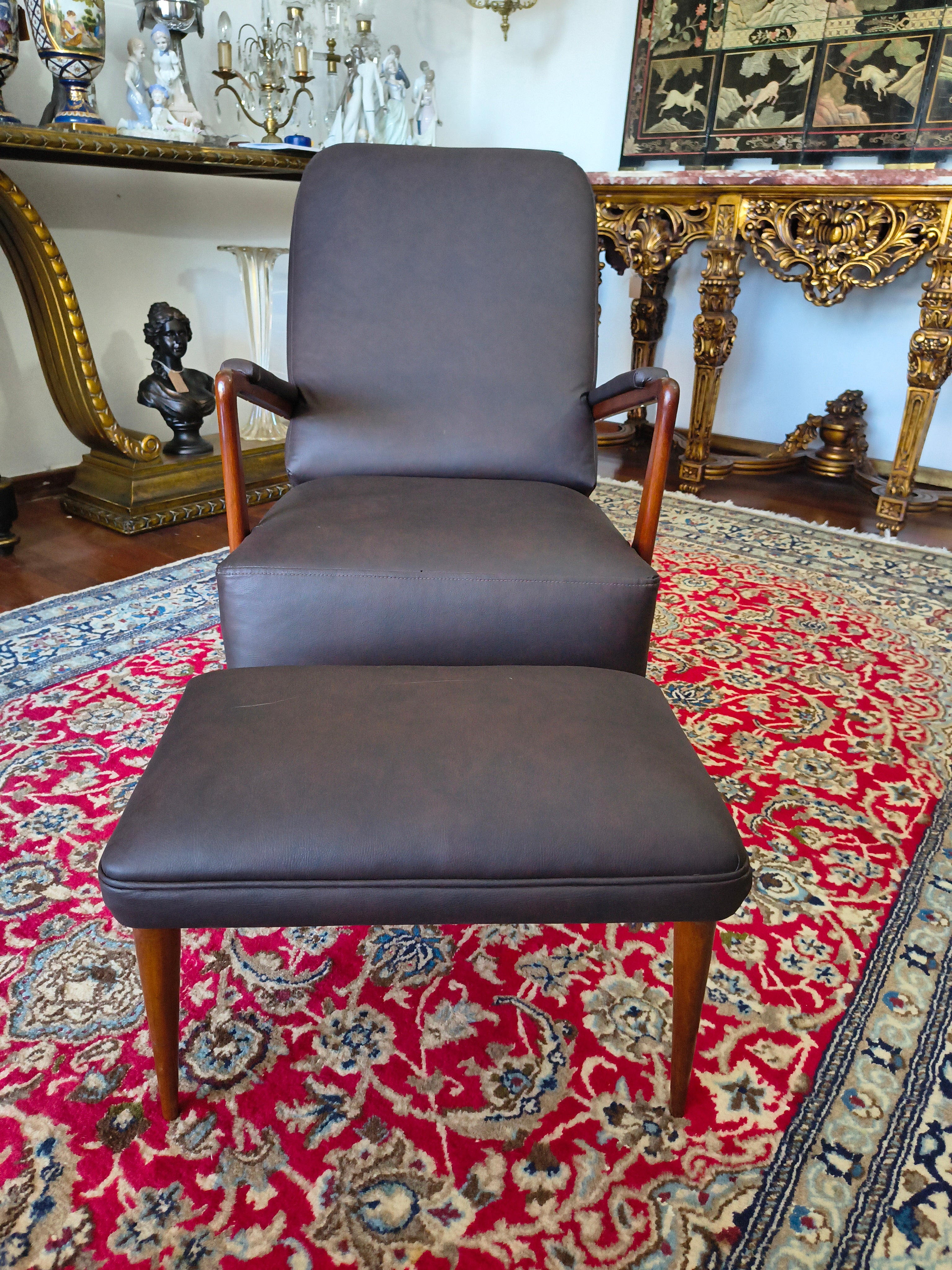 Cadeira de balanço design anos 50 com apoio de pé 