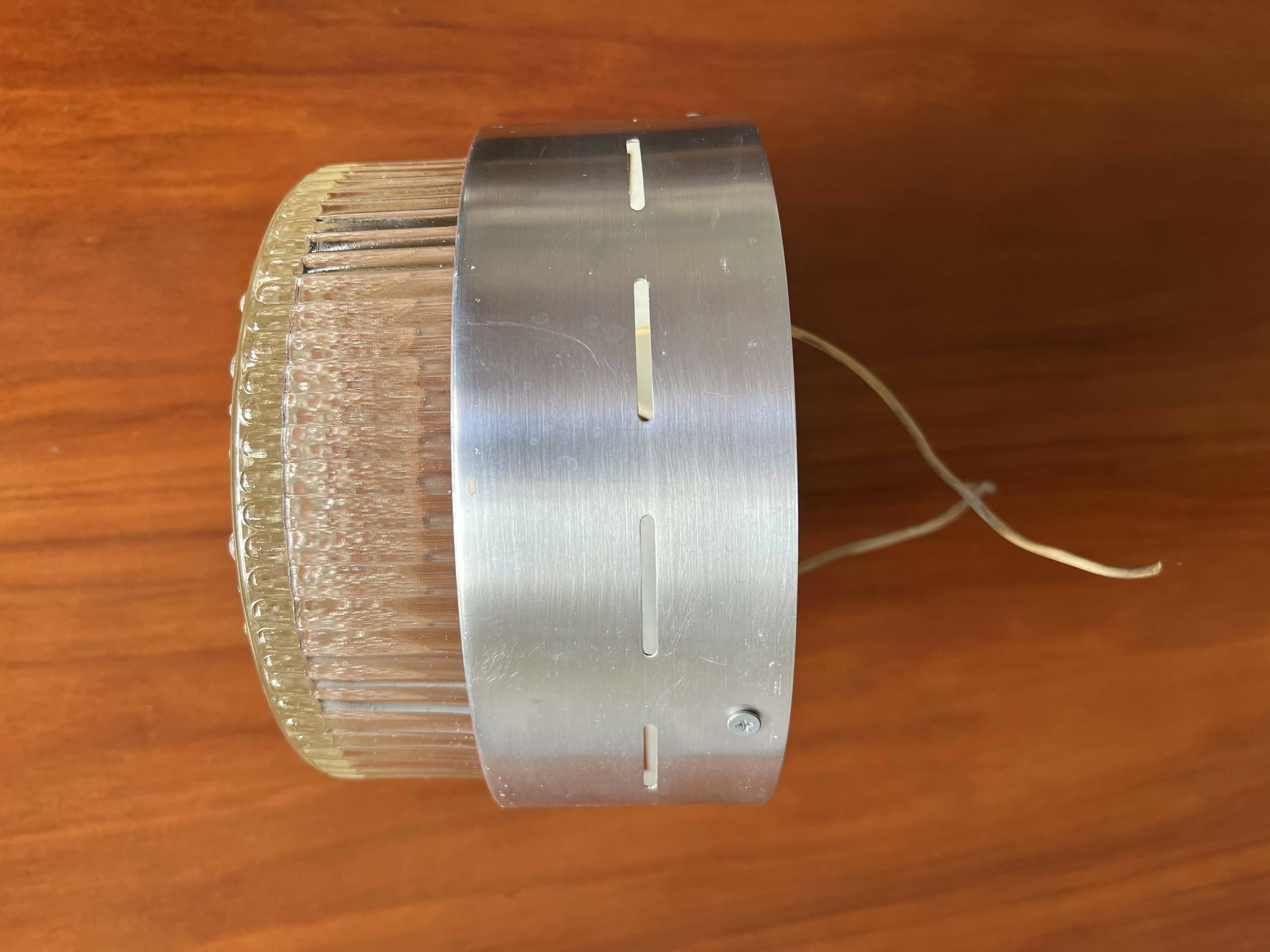 Luminária plafon de metal e cúpula em vidro texturizado