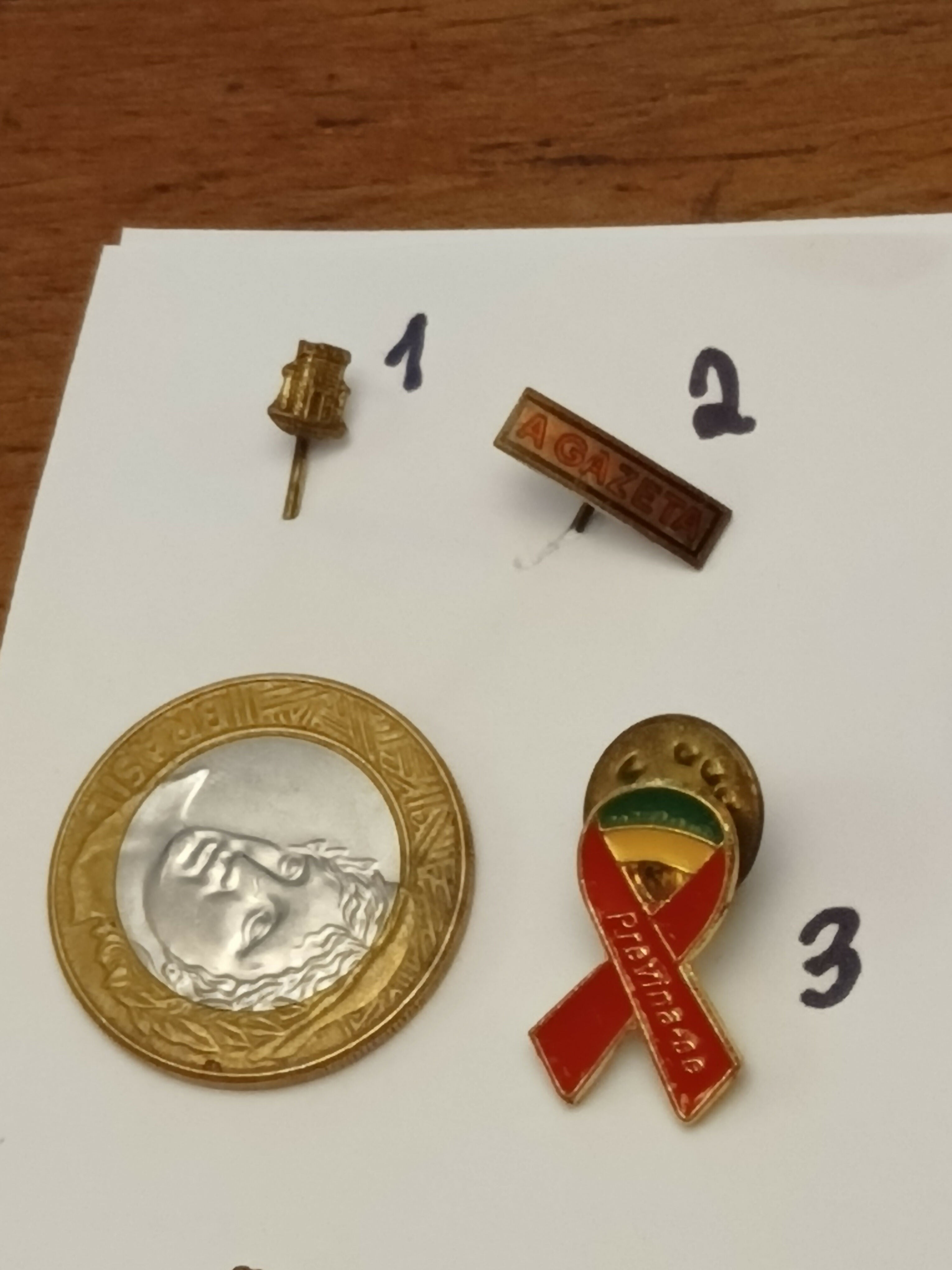 Coleção de 48 pins e broches antigos