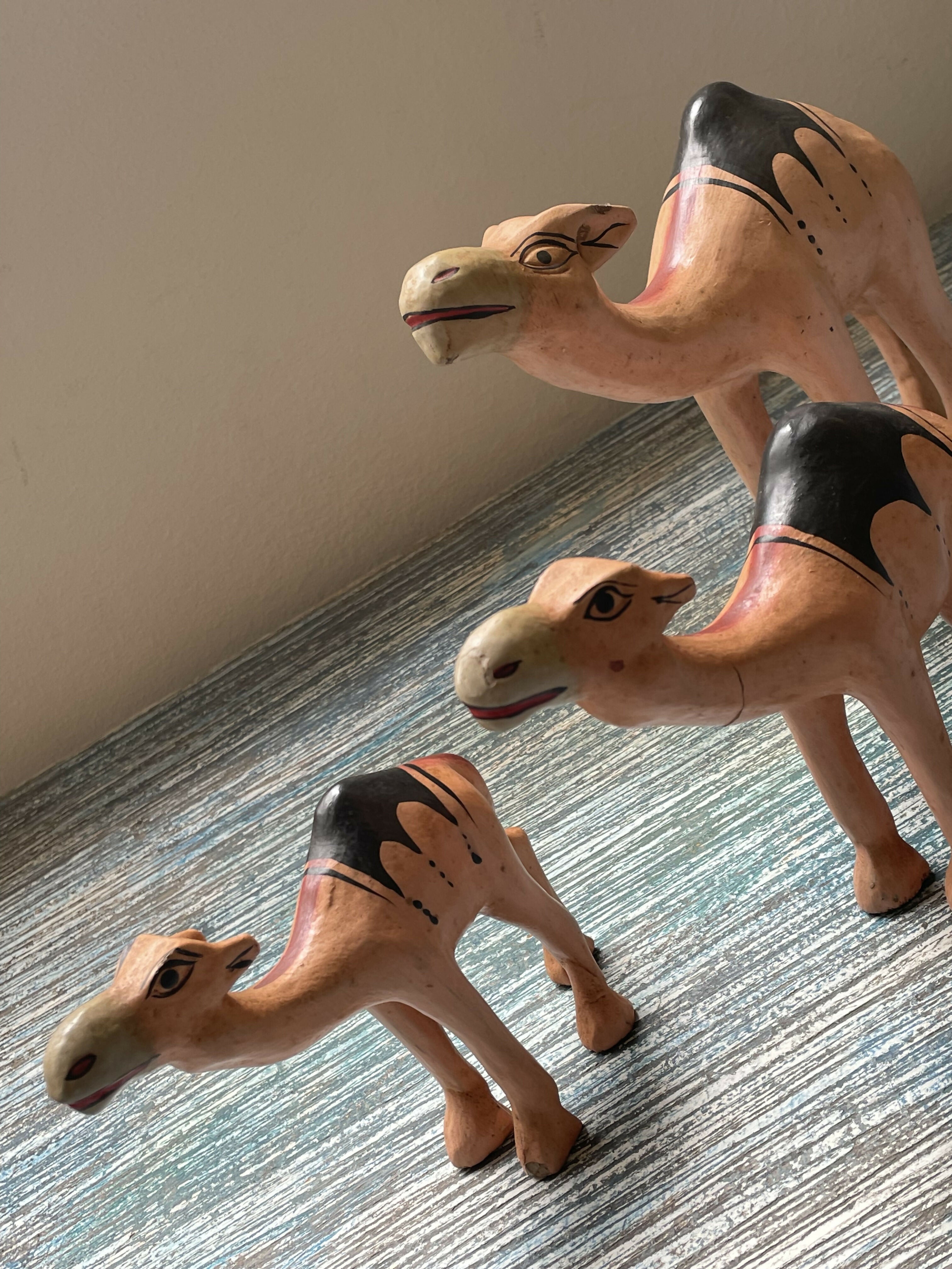 Trio de Estatuetas de camelo em madeira