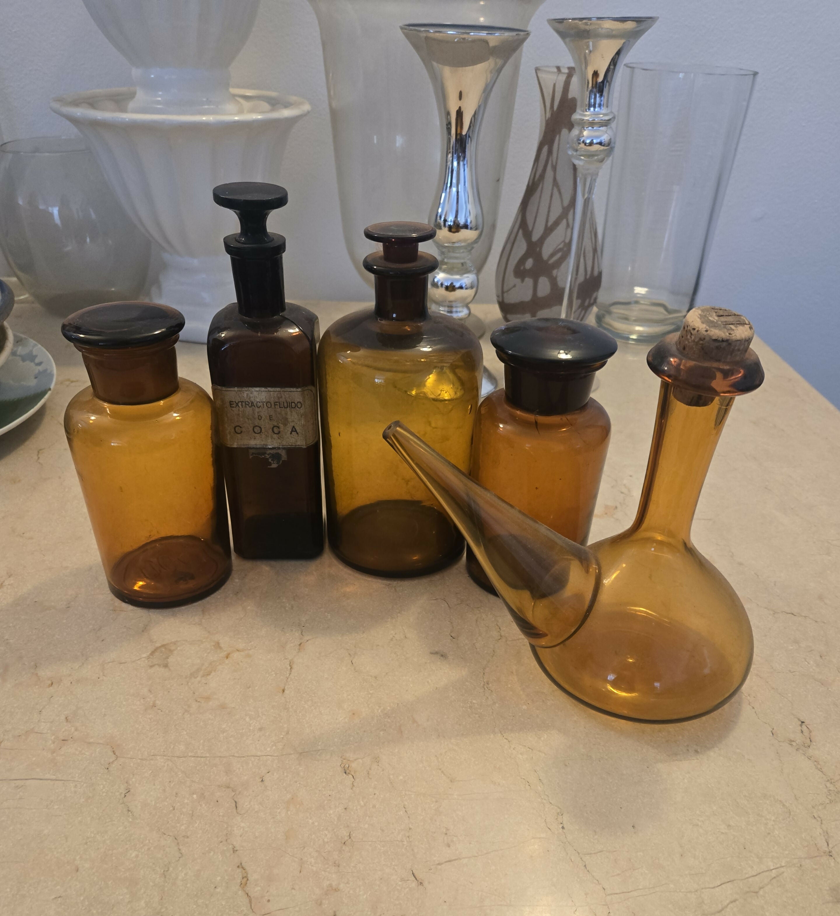 Conjunto de frascos antigos em vidro âmbar – botica / farmácia