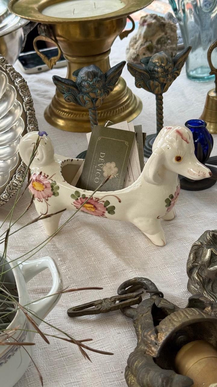 Cachorrinho salsicha de porcelana pintada com motivos florais 