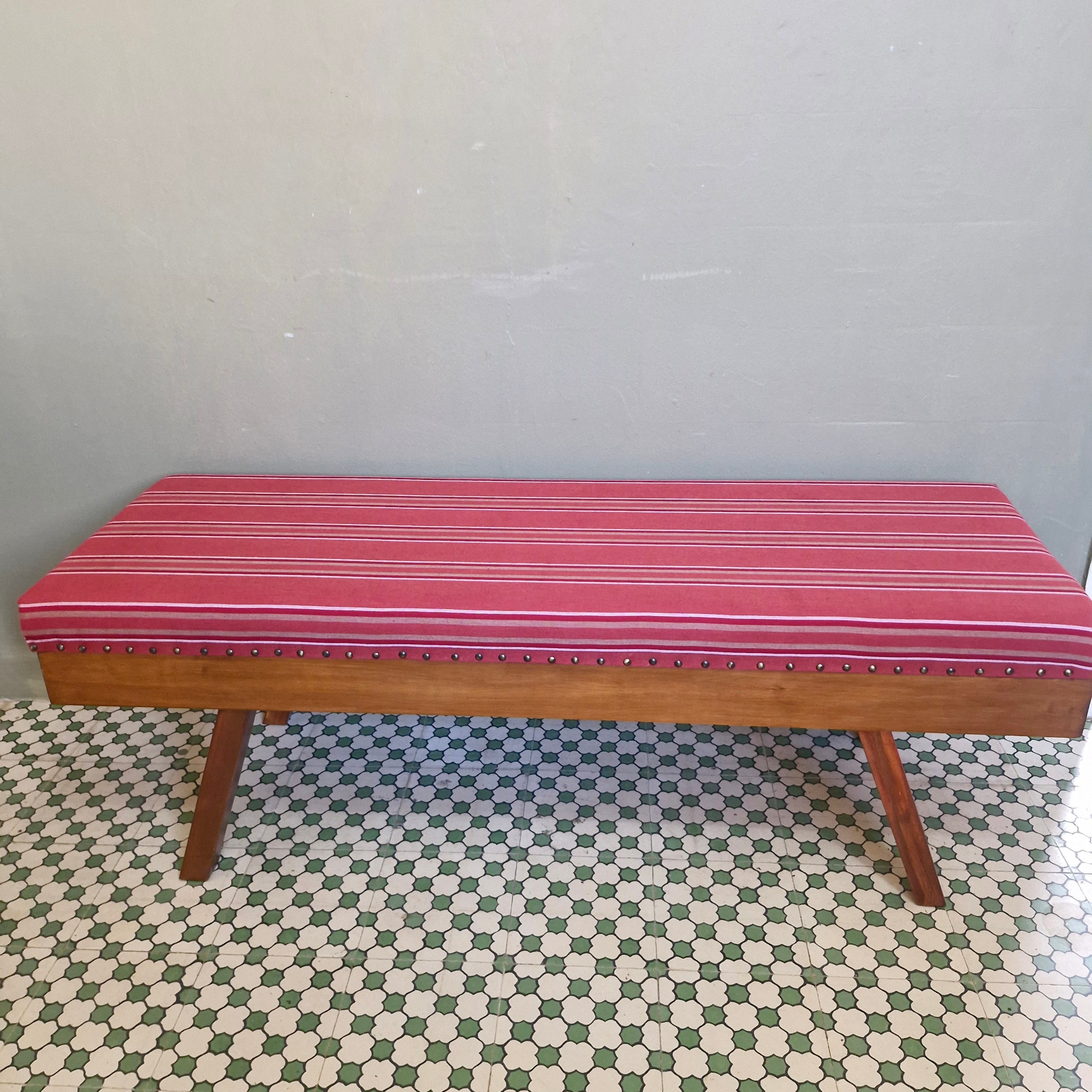 Banco / Recamier com pé palito e estofado vermelho listrado 