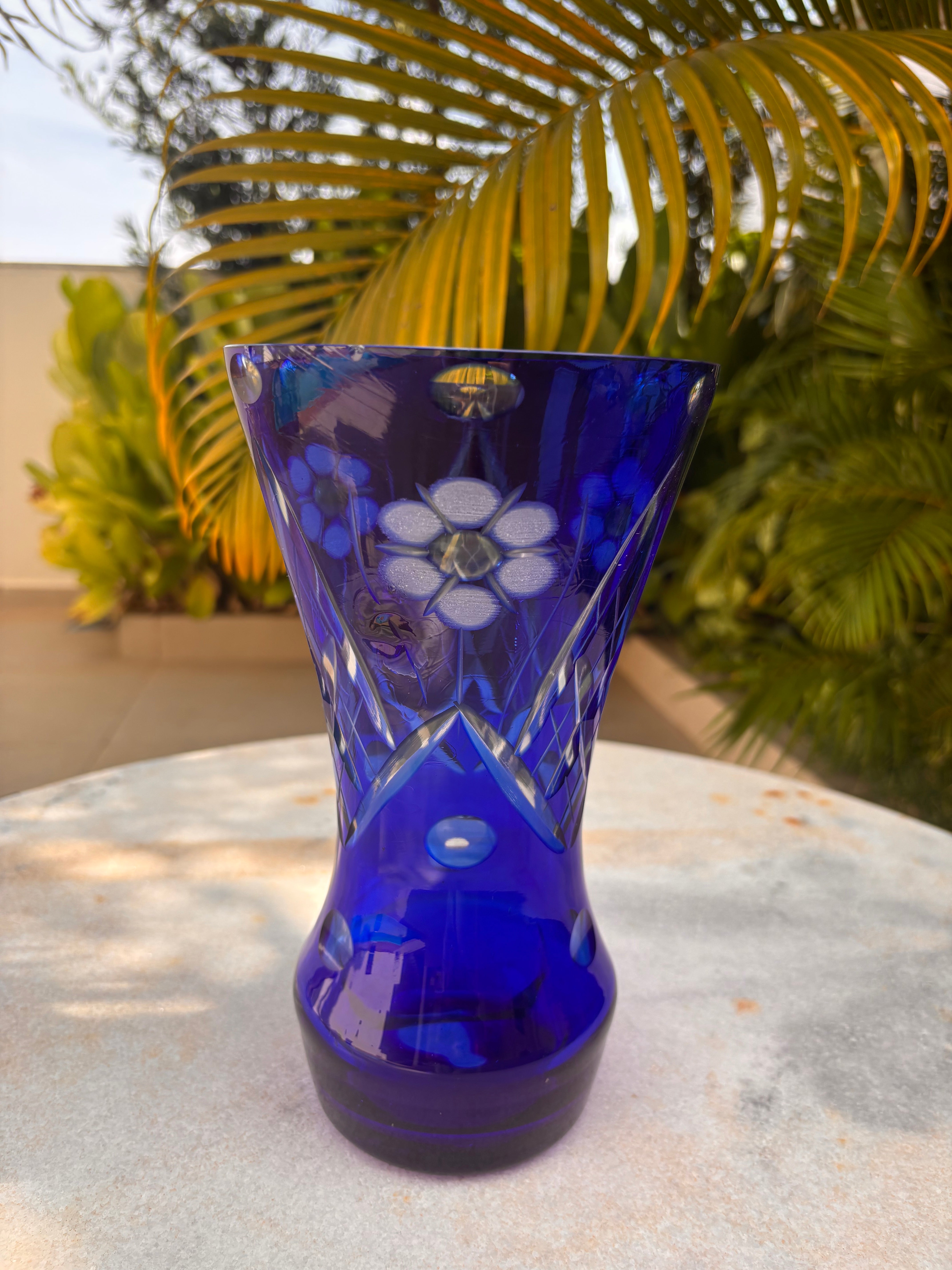 Maravilhoso Vaso Cristal Doublé Tcheco Azul Lapidado À Mão Década 1960
