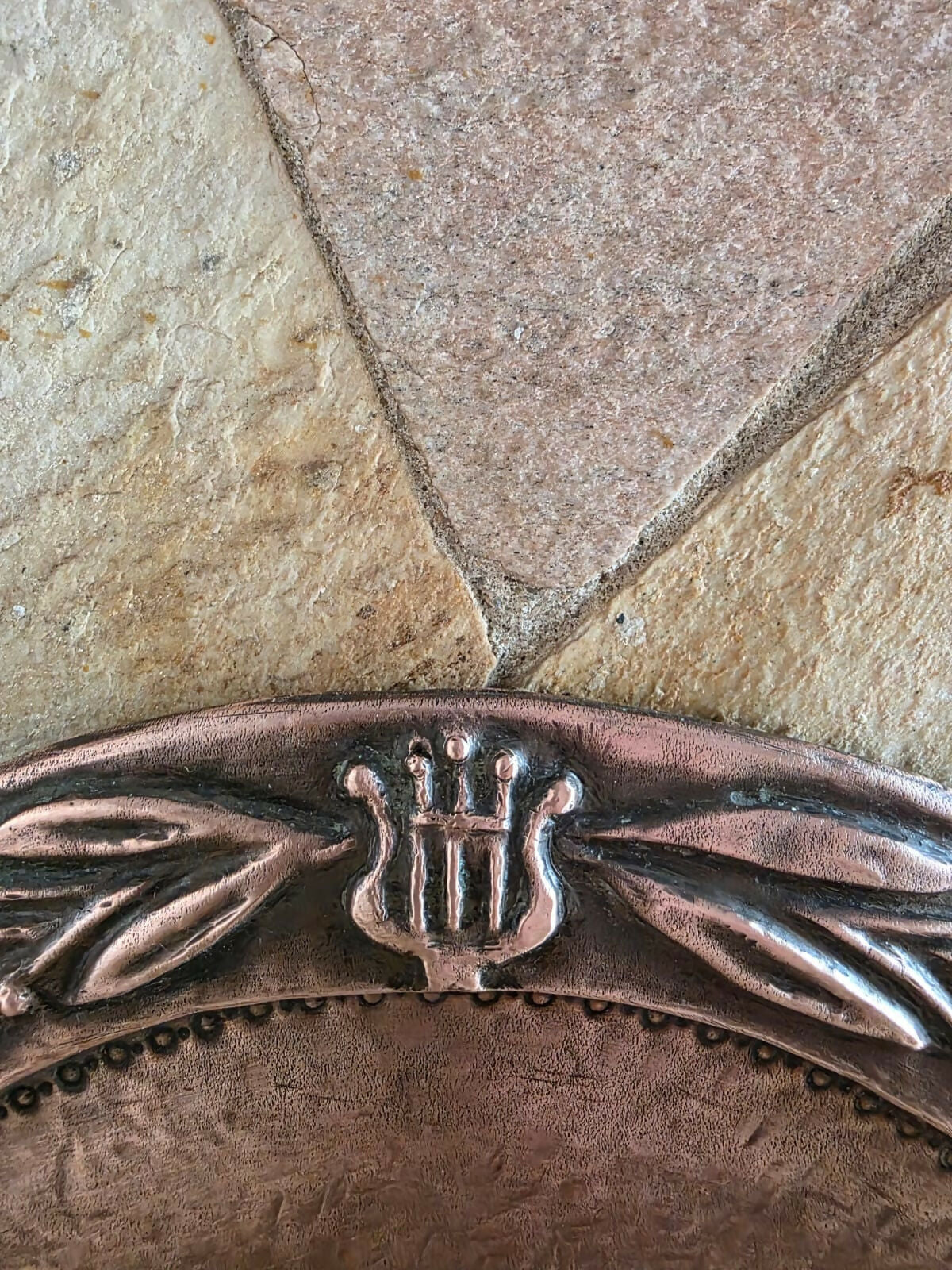 Medalhão em cobre com relevo de Wagner, assinado por M. Sartini.