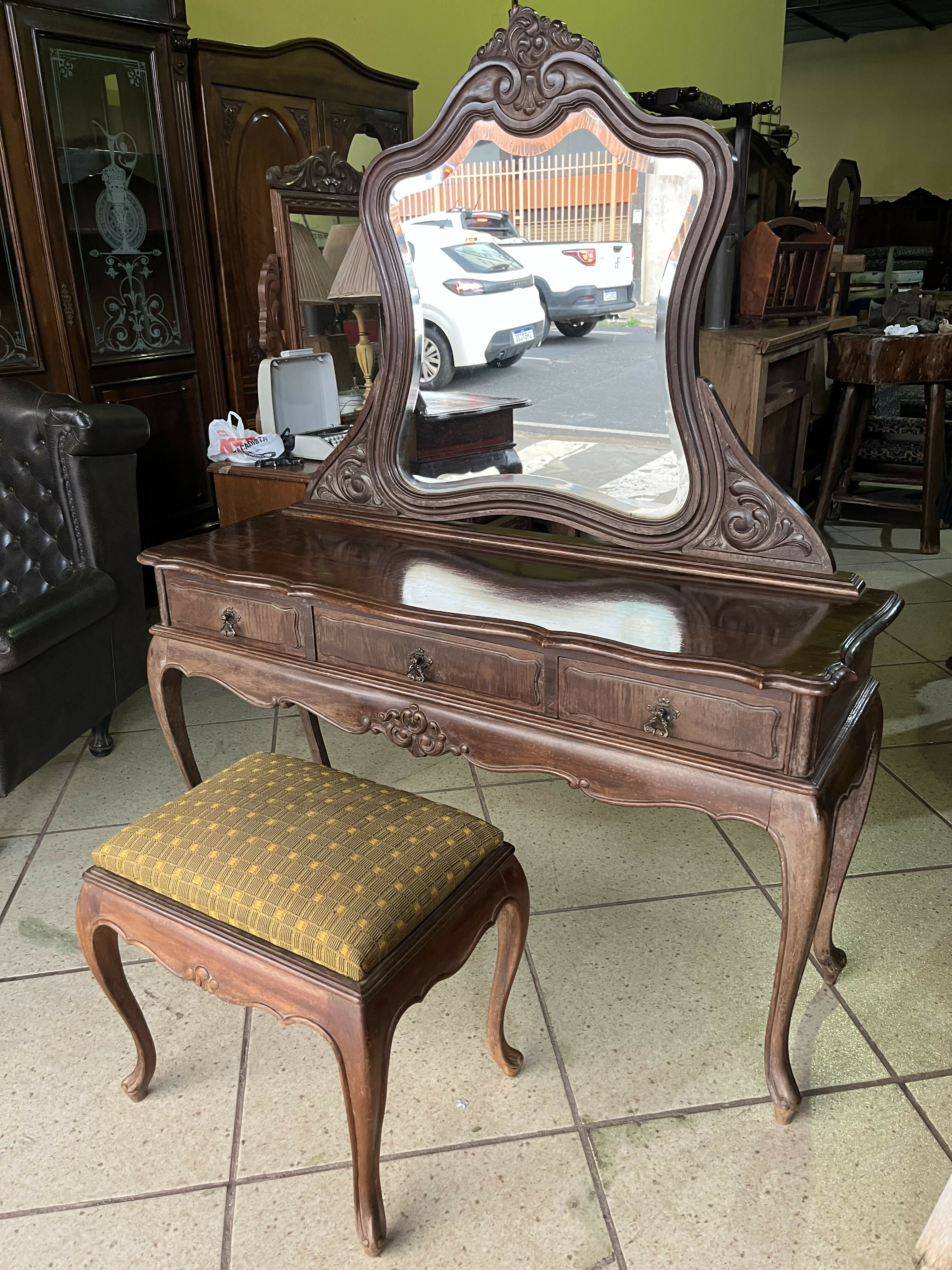 PENTEADEIRA COM BANQUETA LUÍS XV (ESPELHO BISOTÊ)