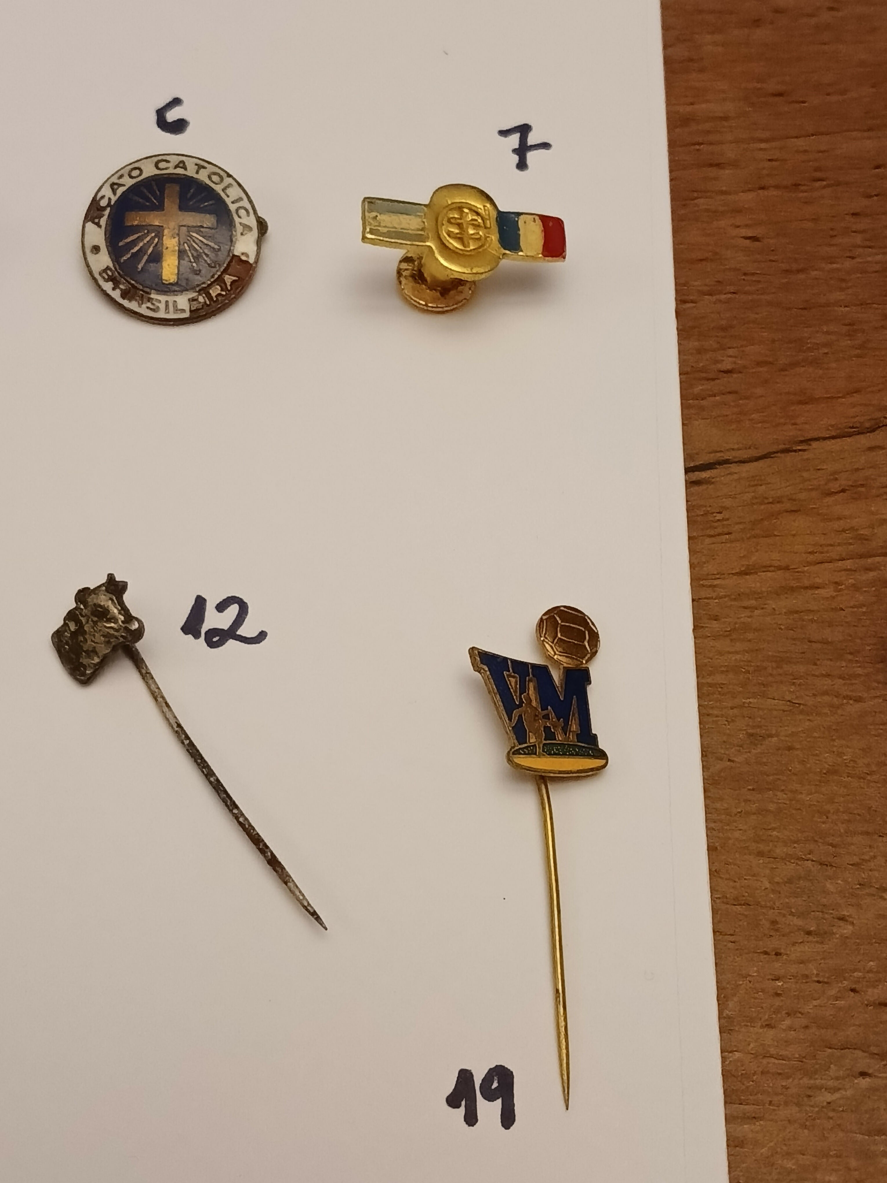 Coleção de 48 pins e broches antigos