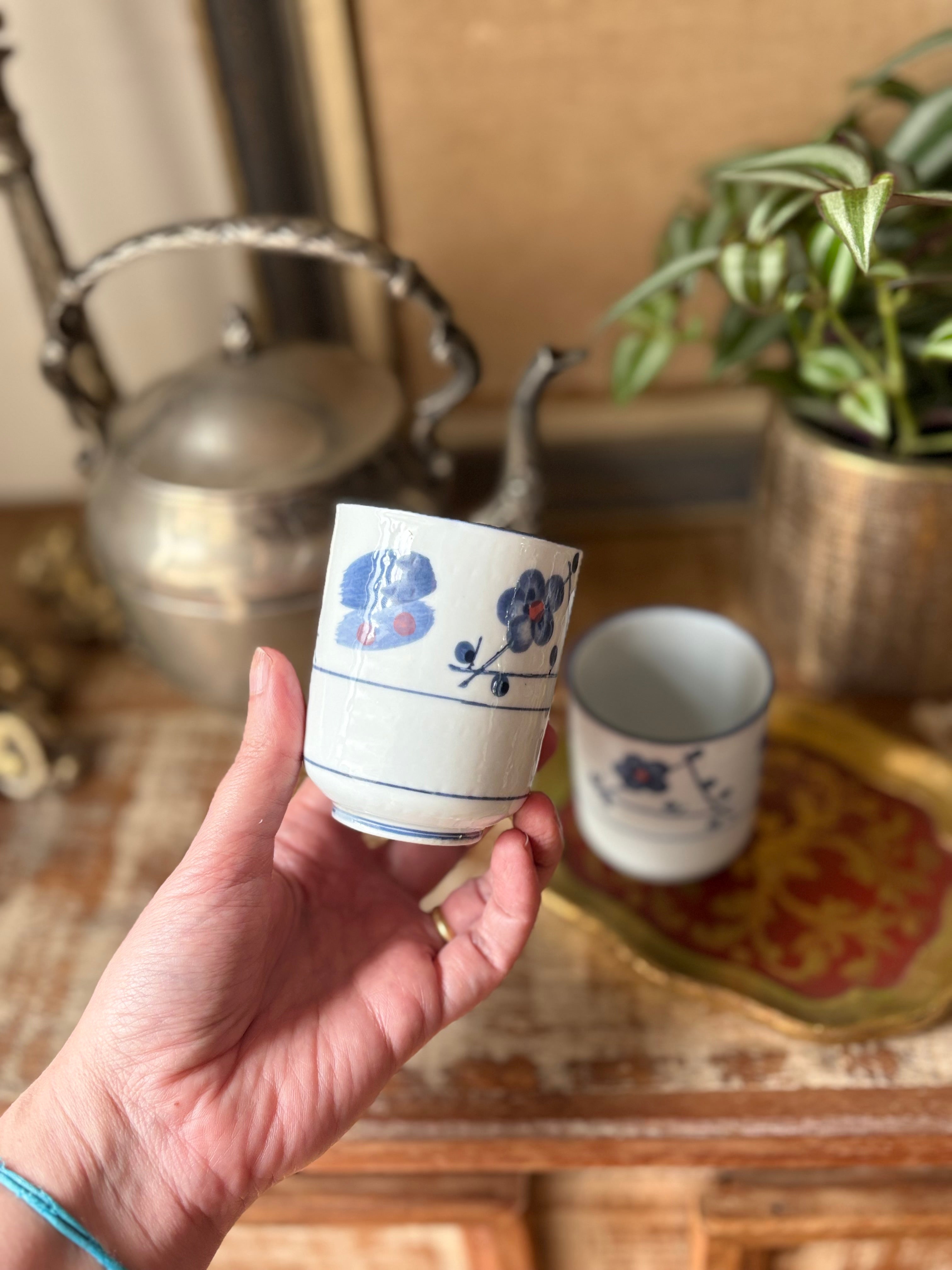 Par de canecas de chá japonesas em porcelana azul e branco 
