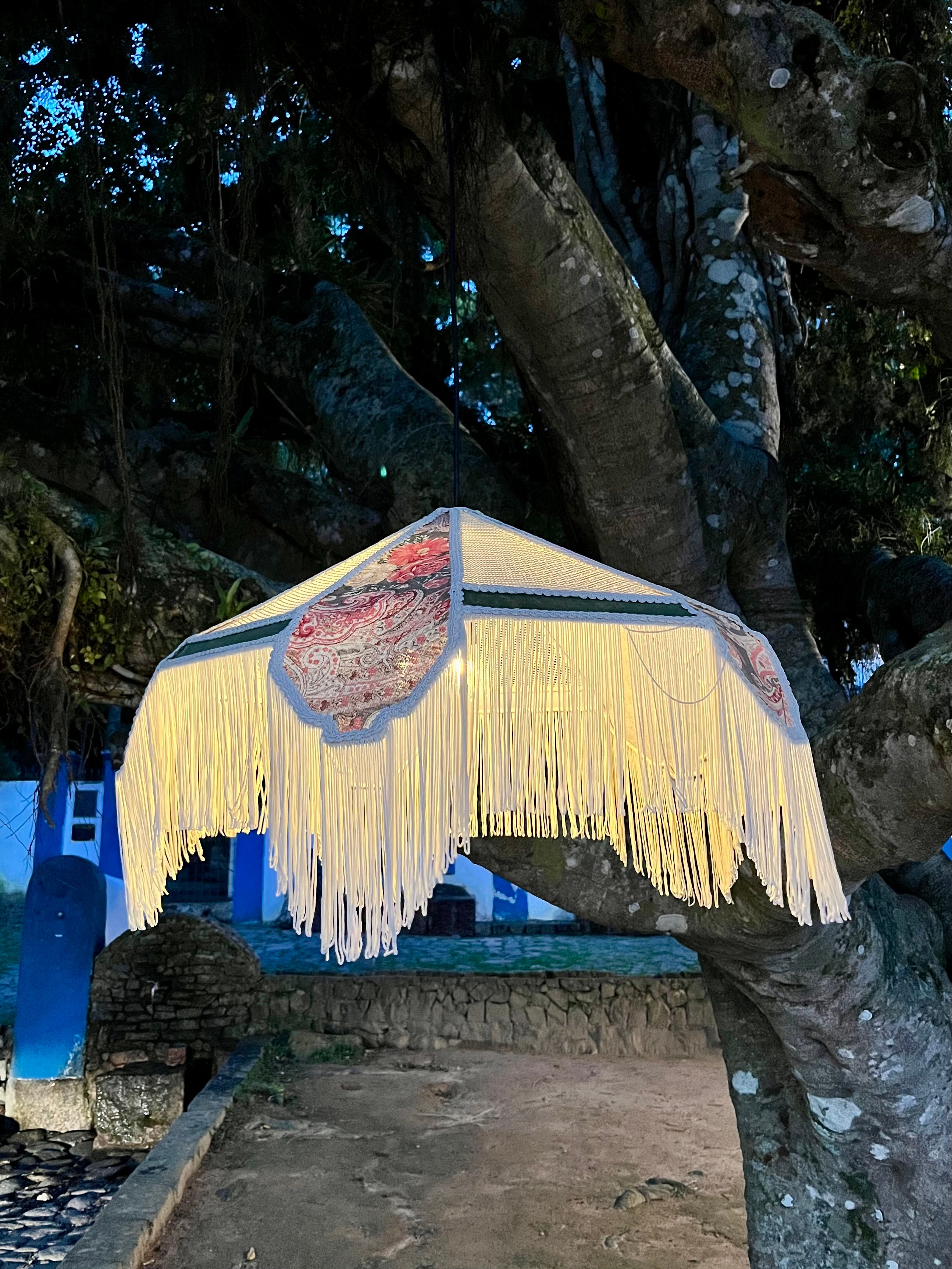 Lustre pendente com franjas e tecidos - Volà Gallery