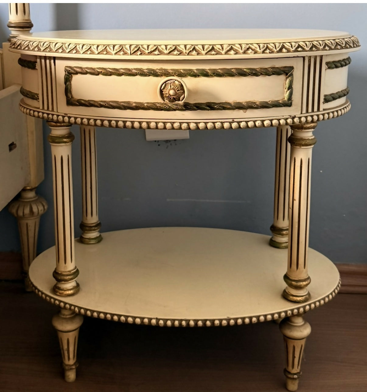 Belíssima cama de casal com duas mesas de cabeceira