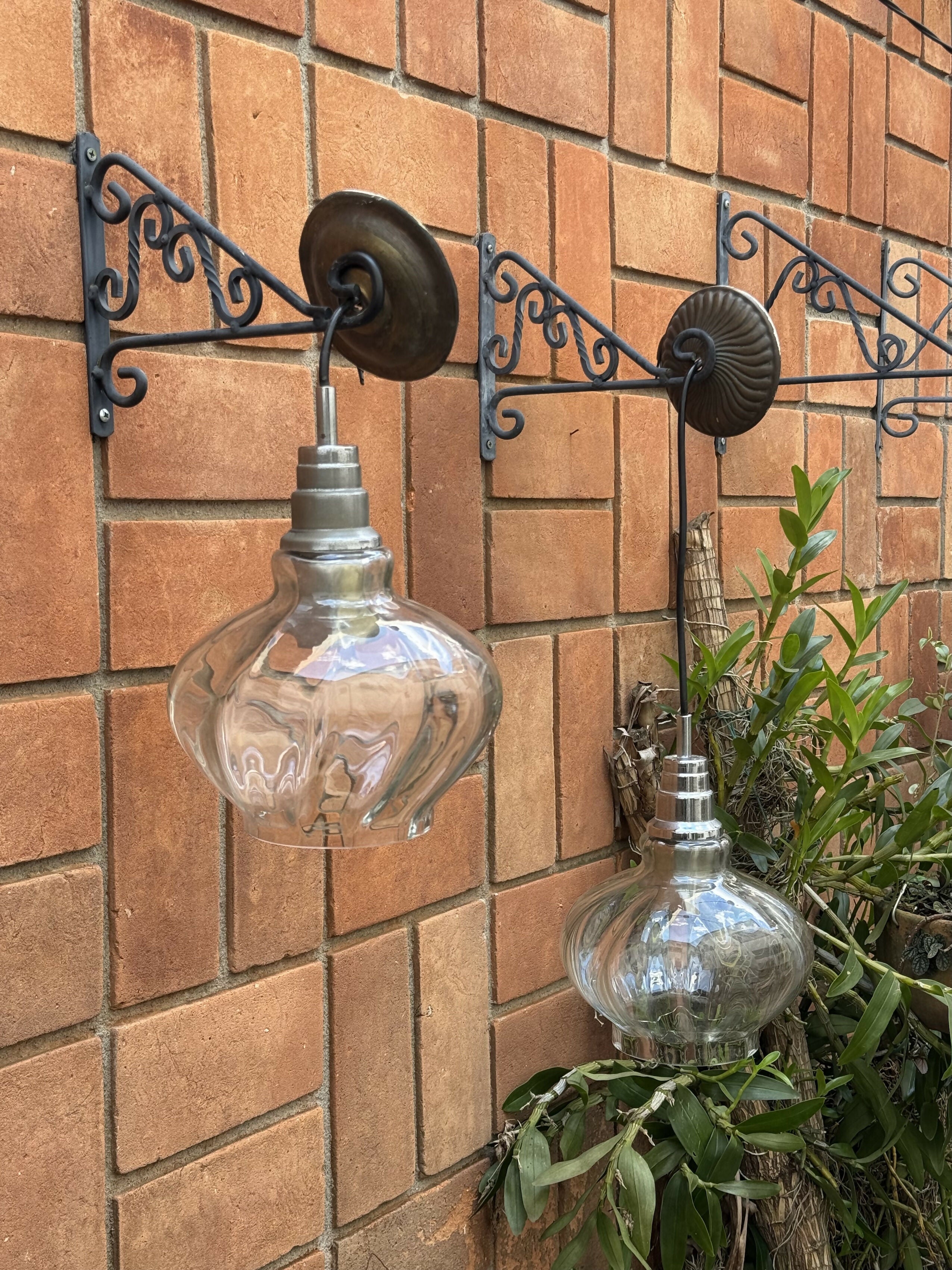 Antigo par de lustres pendentes em vidro