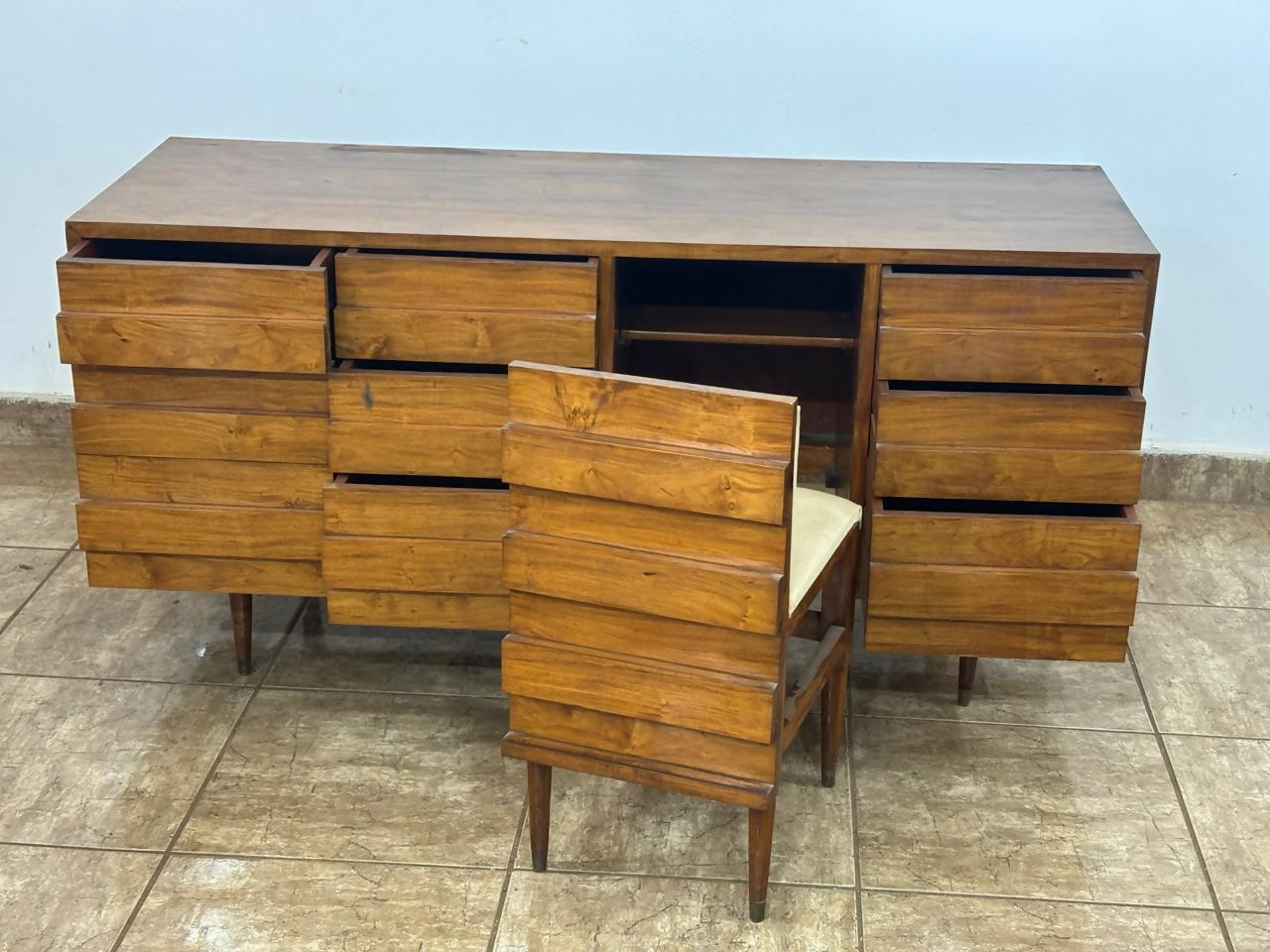 Buffet com cadeira embutida / Escrivaninha Carlo Hauner em Caviúna