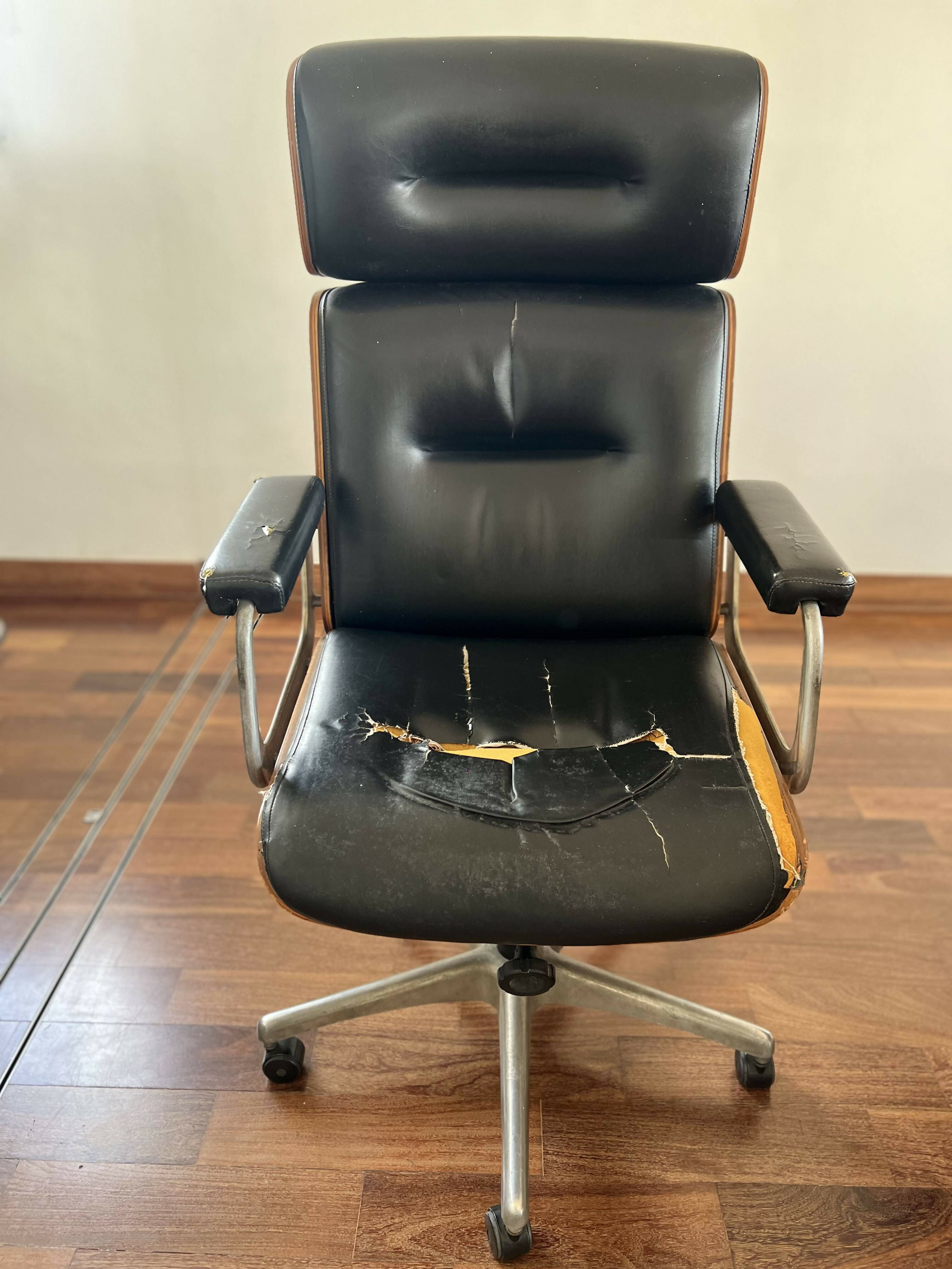 Cadeira escritório Giratória Modelo Eames Presidente