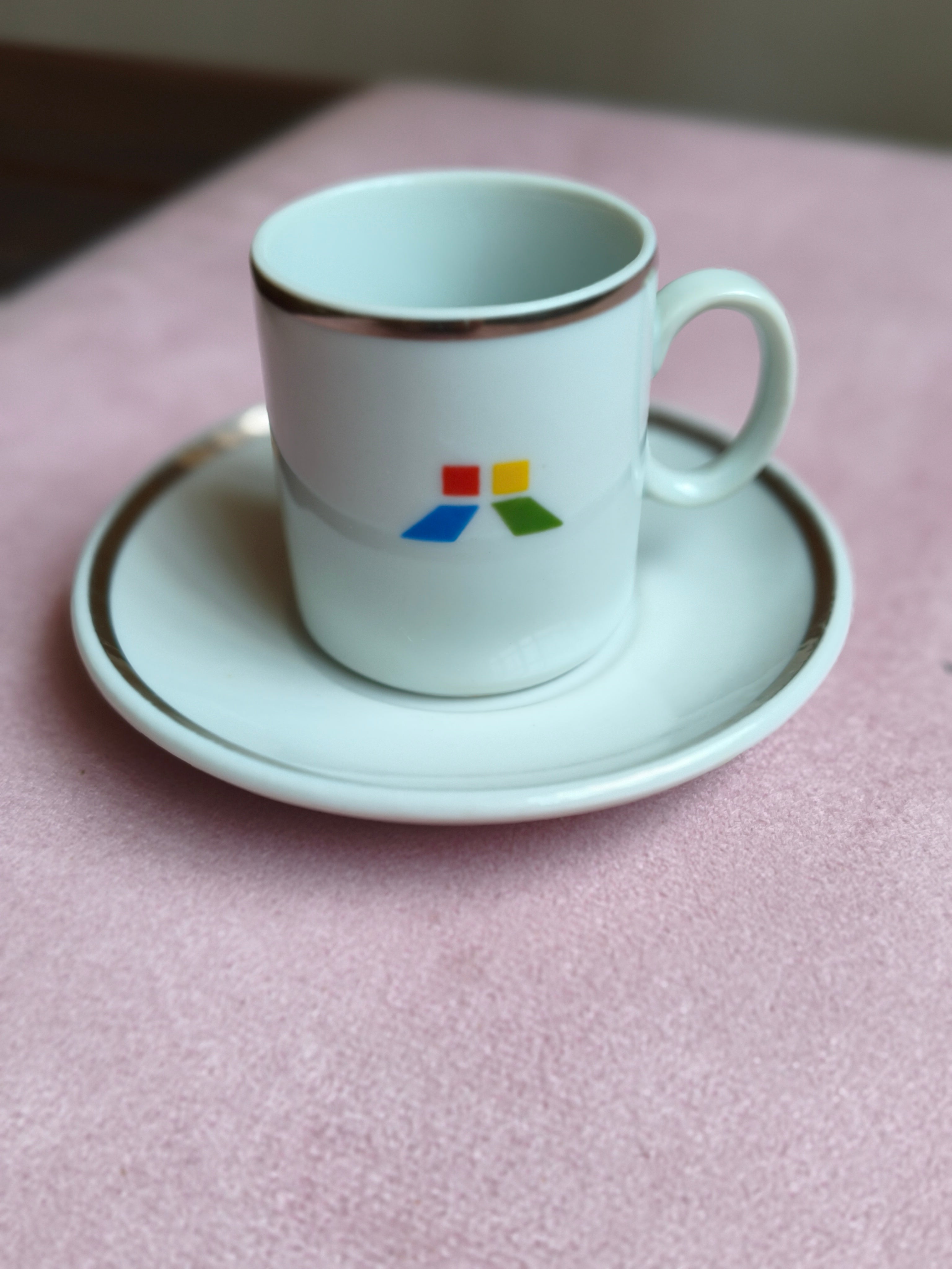 Xícara de café Itaipu em porcelana Nicolas Lanas Barrios