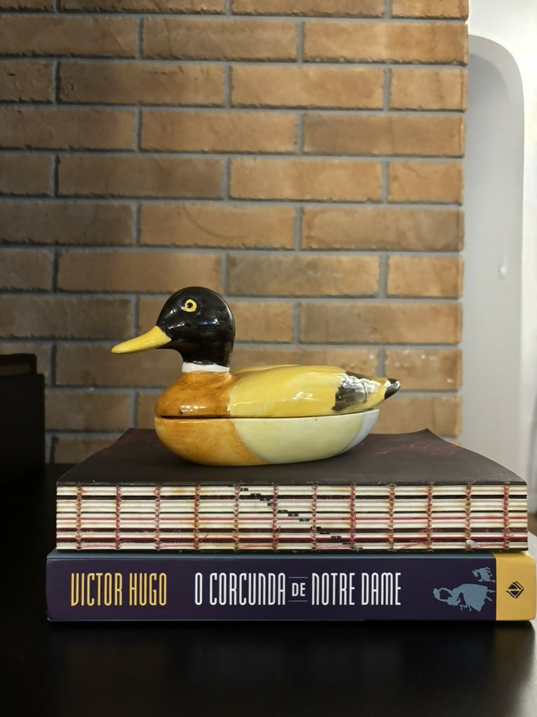 caixa em formato de pato, em porcelana portuguesa pintada à mão