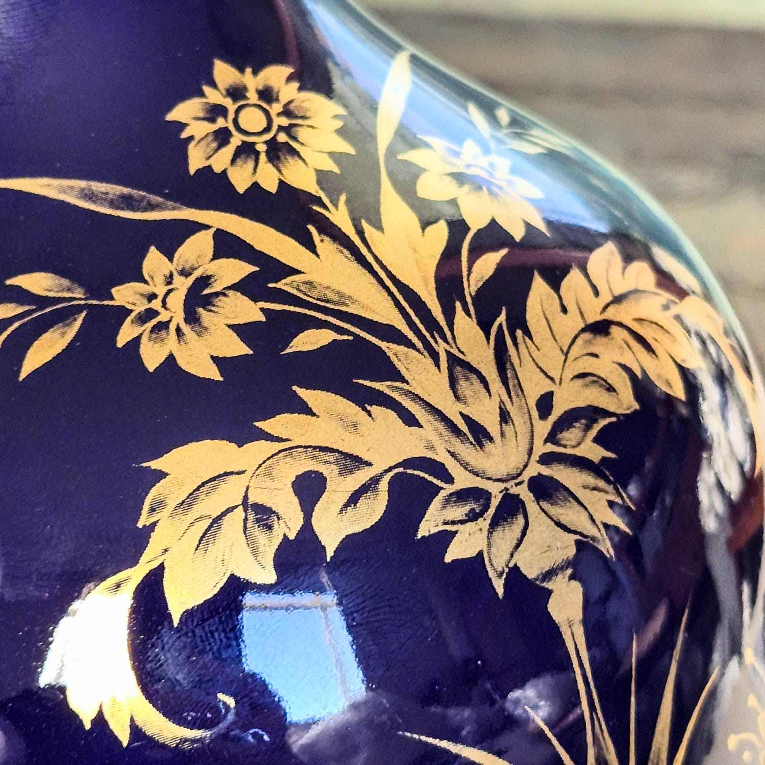  Vaso maravilhoso em porcelana vintage alemã, anos 60, KPM Berlim.  Azul cobalto legítimo com dourações à ouro 24k.