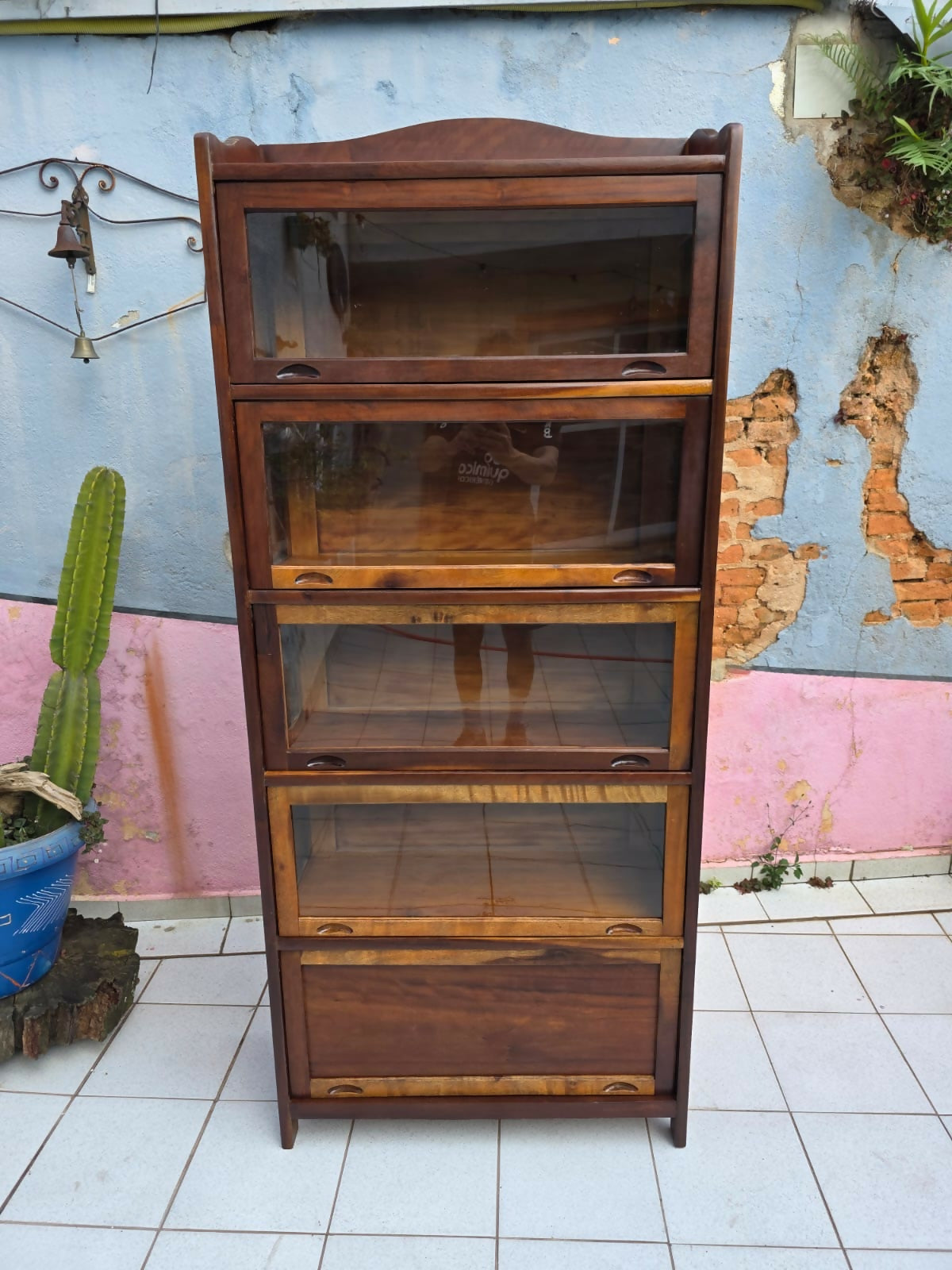 Estante / Livreiro, década de 60, 5 portas basculantes em imbuia maciça.