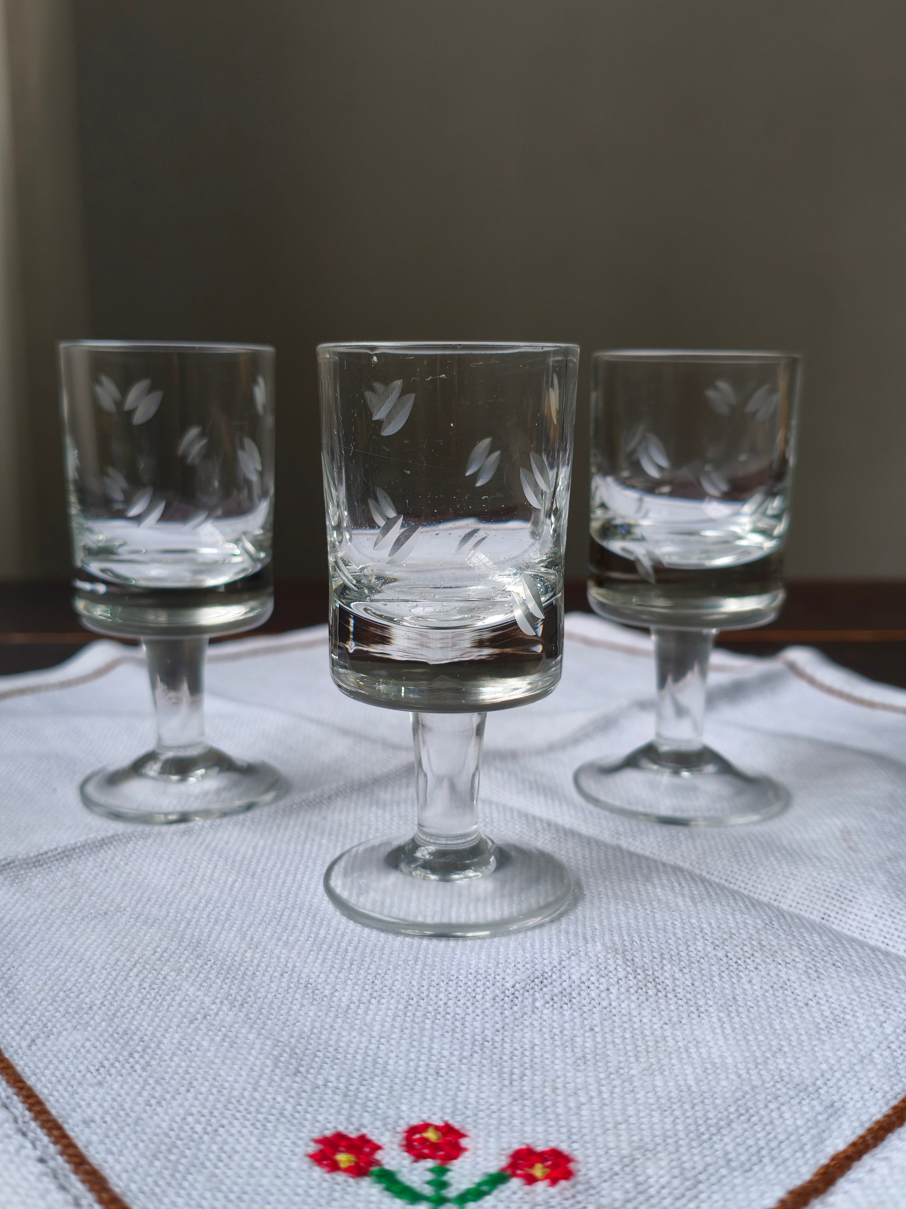 Trio de copos para licor em vidro decorado