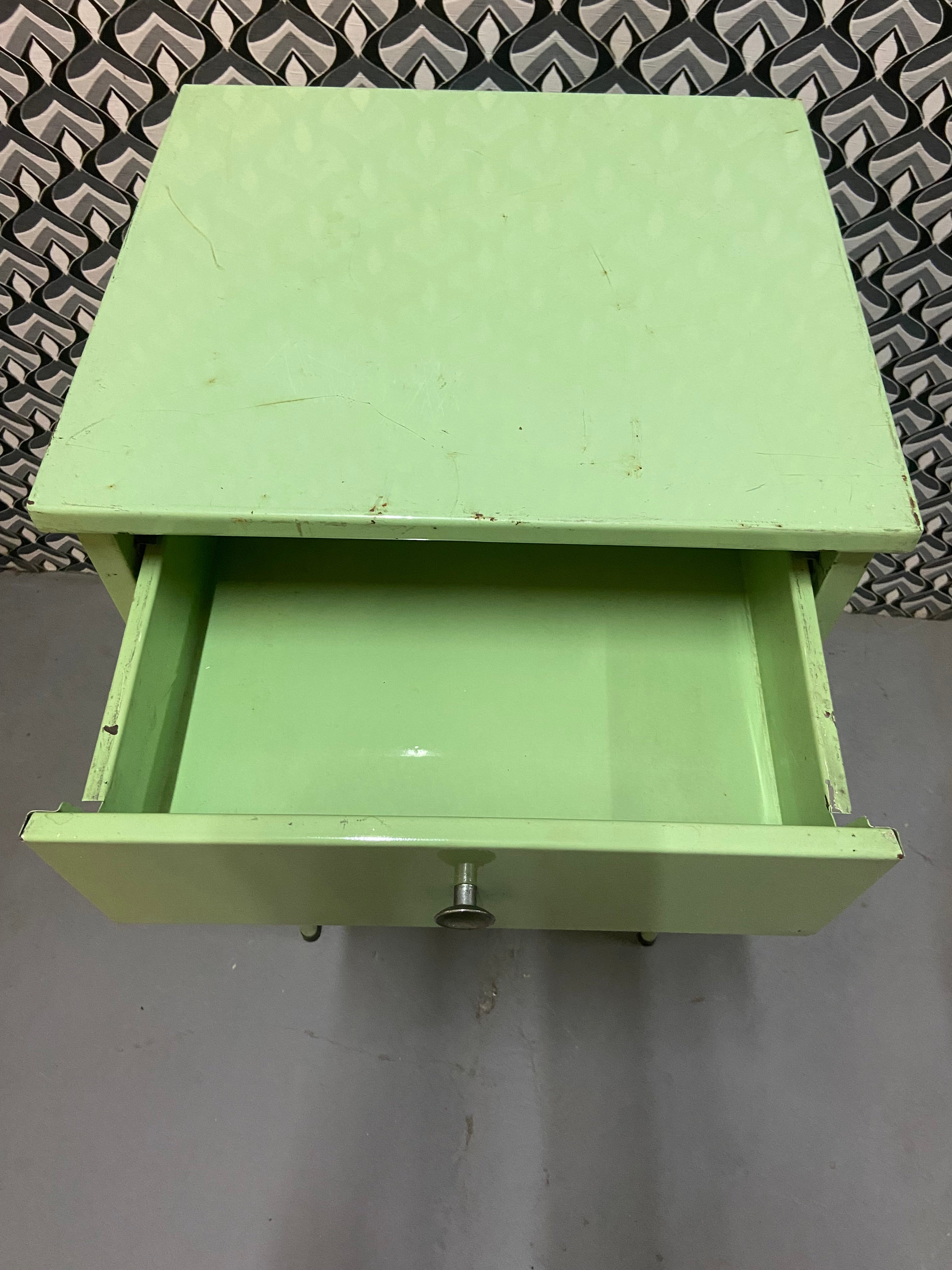 Mesa de cabeceira industrial em ferro verde 