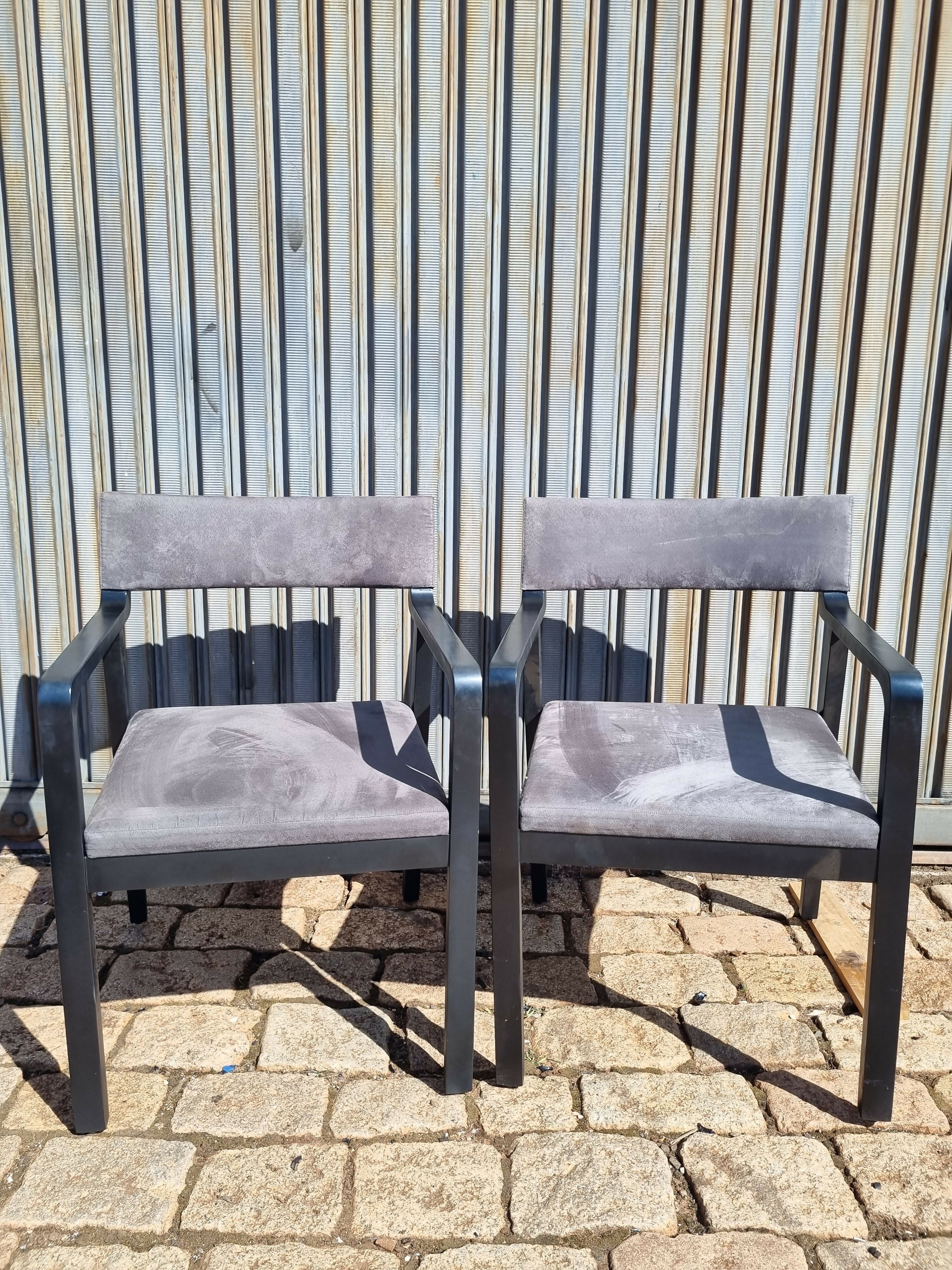 Par de poltronas vintage em madeira ebanizada e estofado cinza