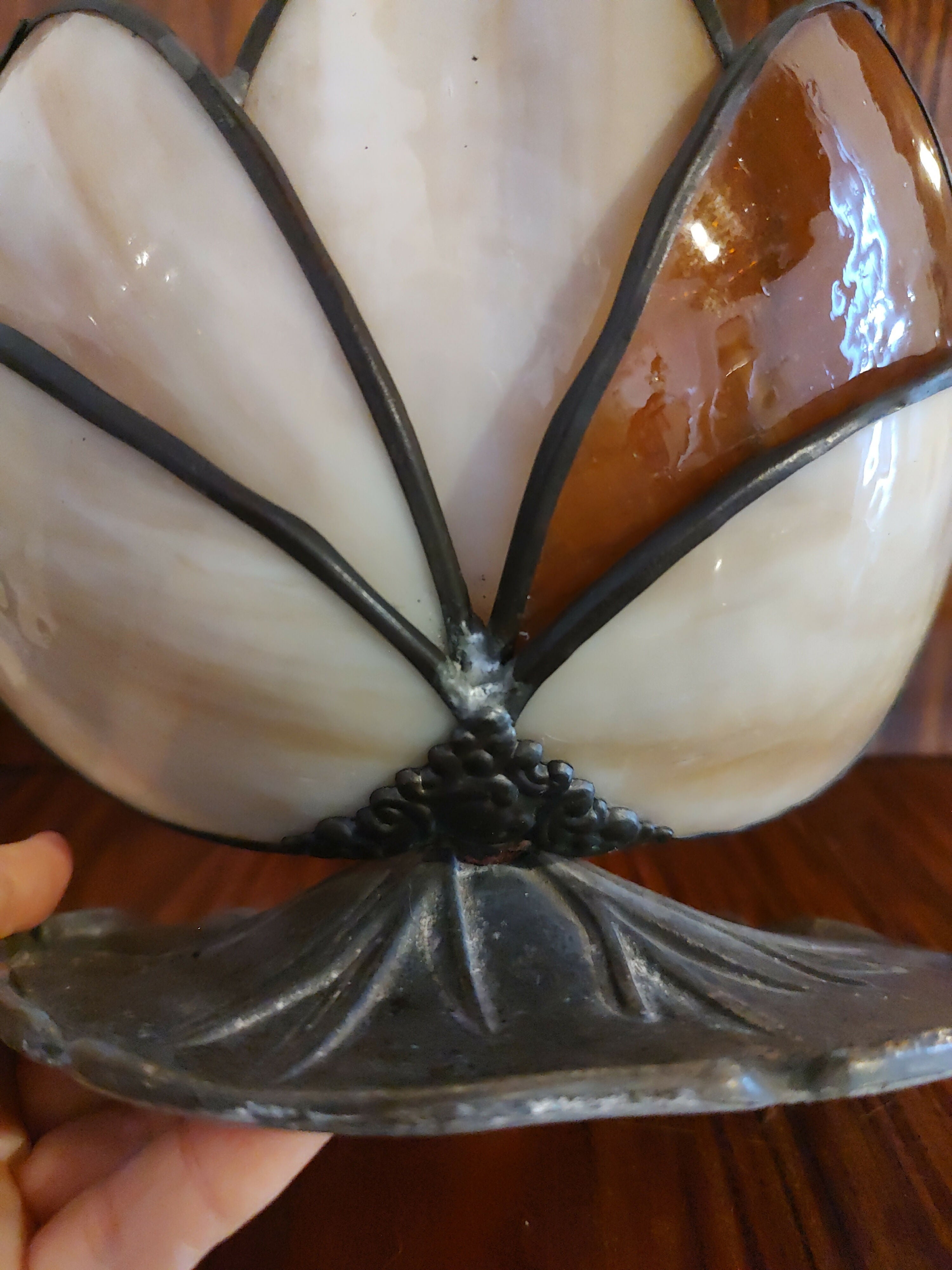 Antiga Luminária / Abajur "Vitória Régia" em metal e vidro texturizado