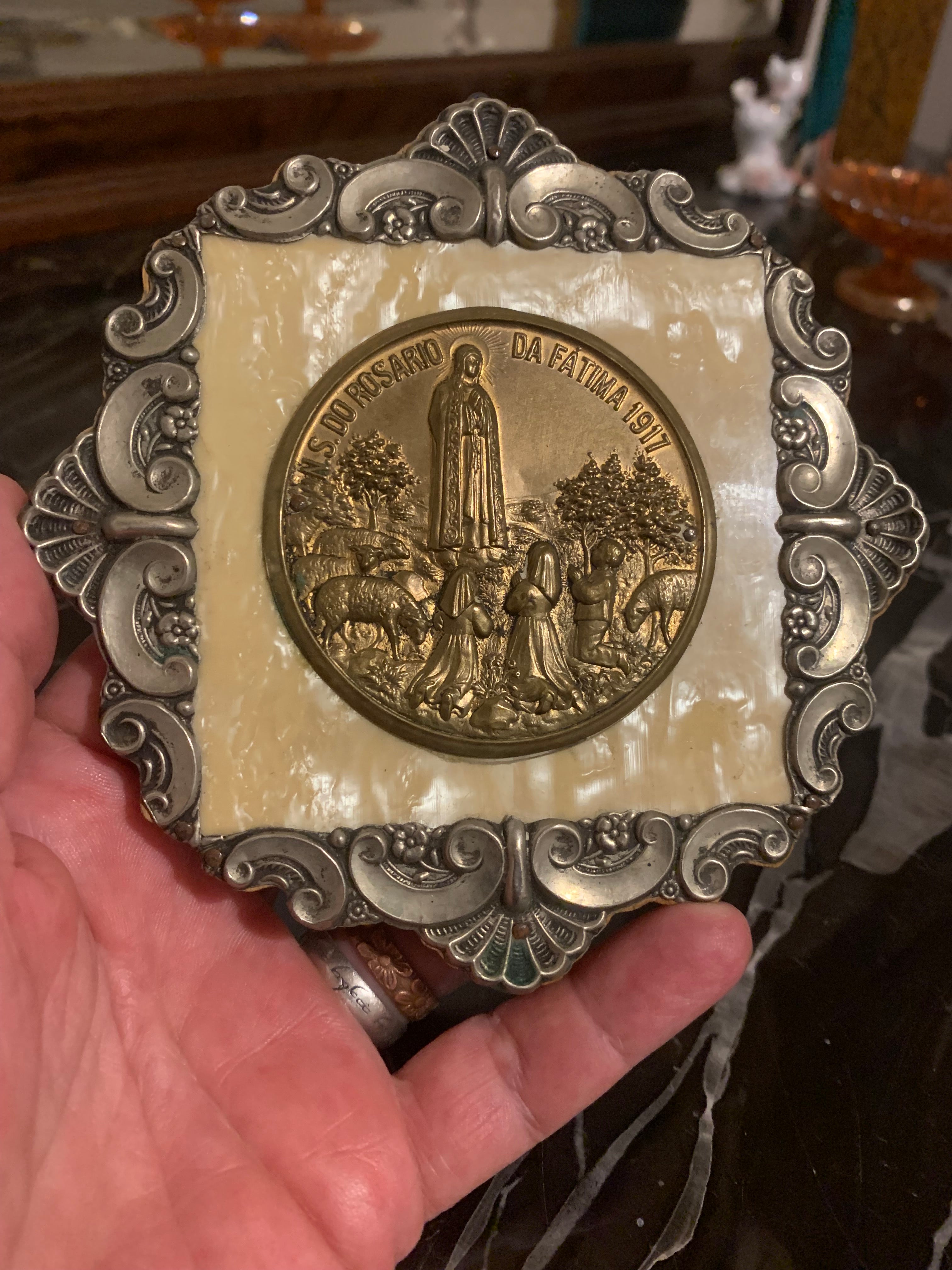 Antiga e maravilhosa peça sacra para parede -  Nossa Senhora do Rosário da Fátima 