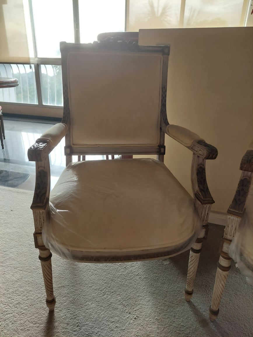 Par de poltronas clássicas