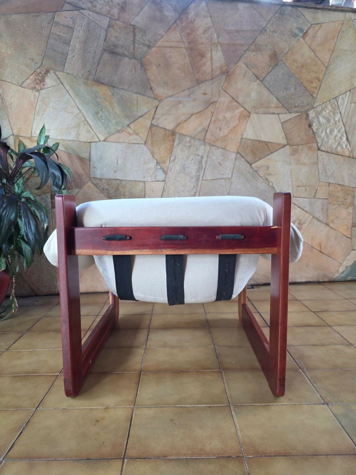 Poltrona MP-97 de Percival Lafer em linho branco