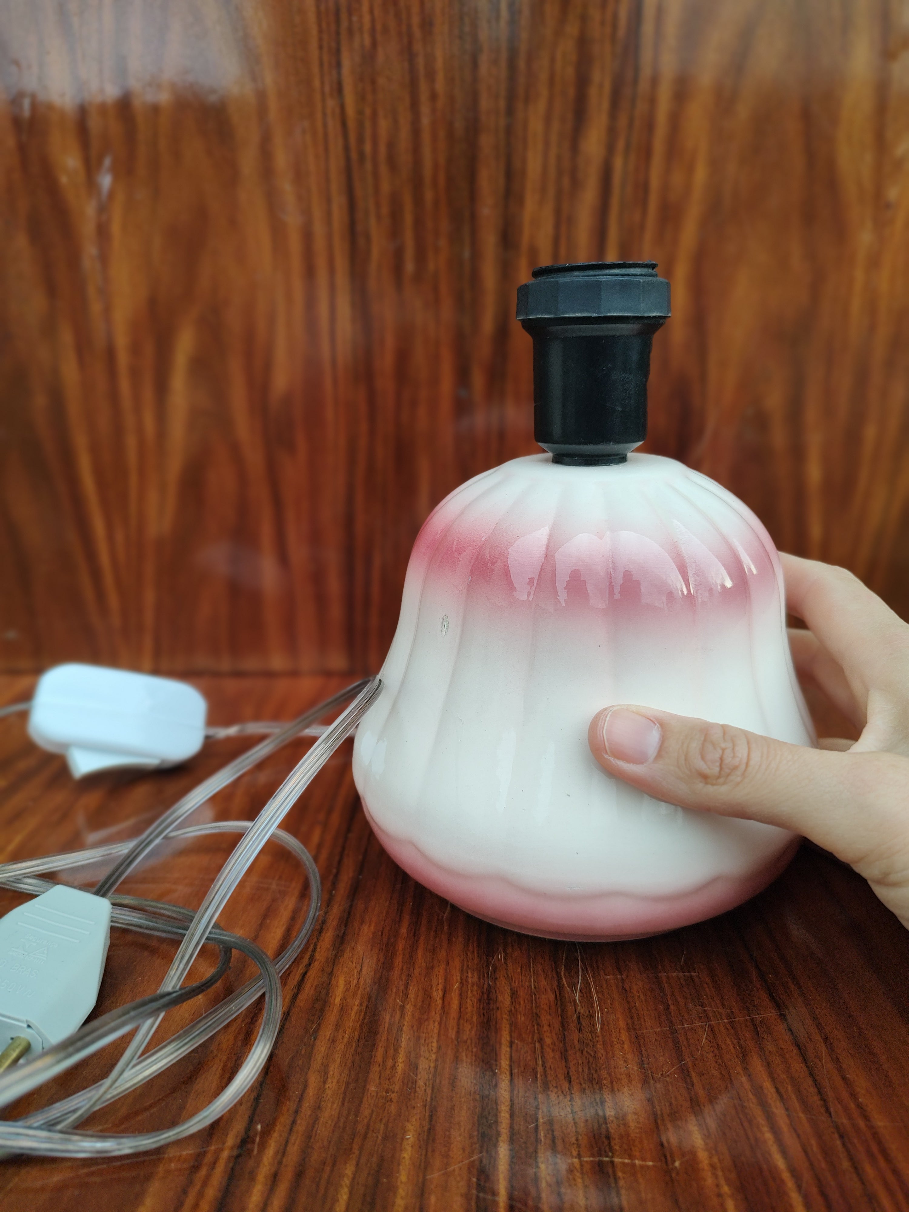 Pequeno Abajur / Luminária Bojuda em porcelana rosa e branca
