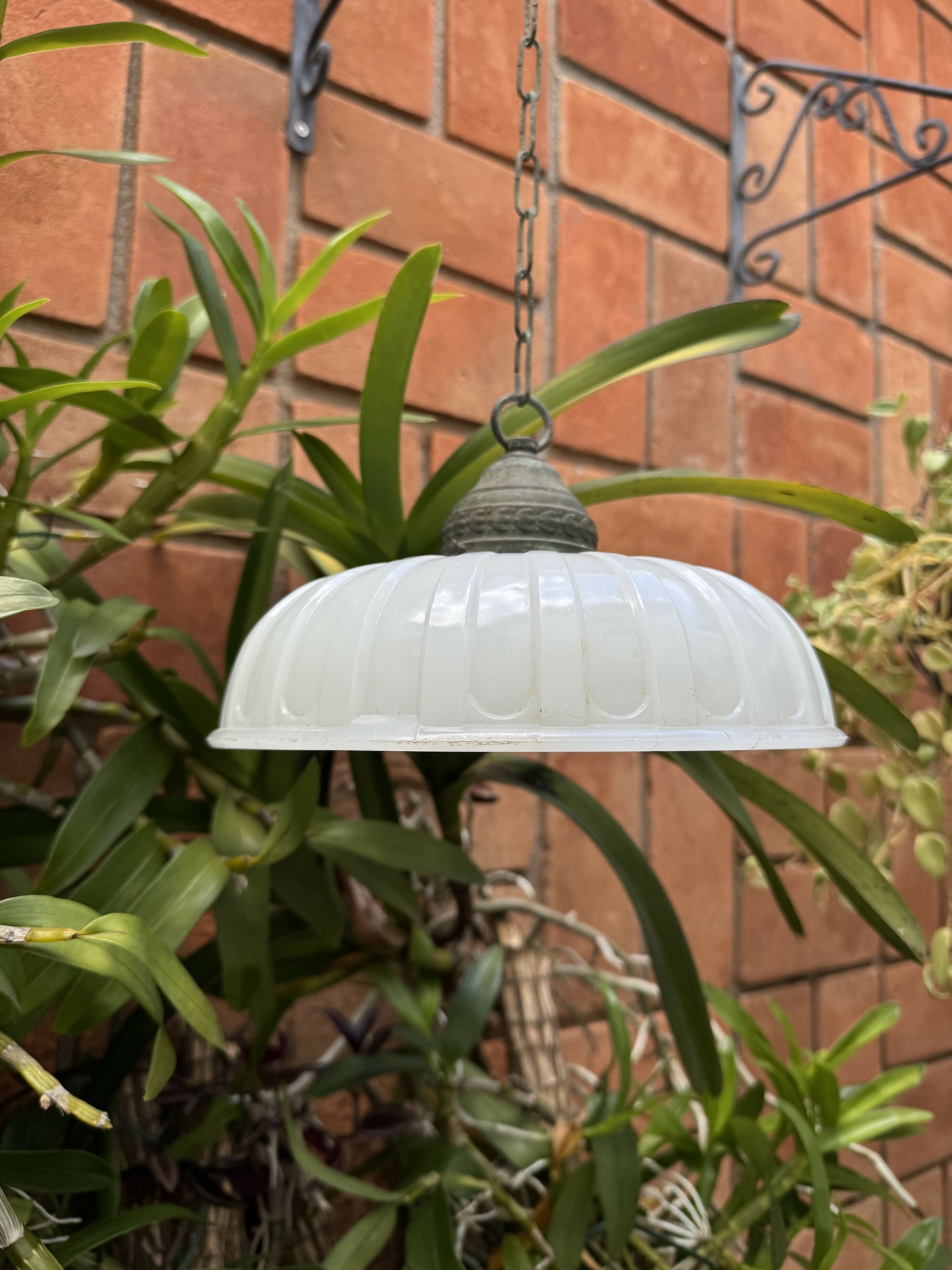 Rara e antiga luminária com linda cúpula em opalina