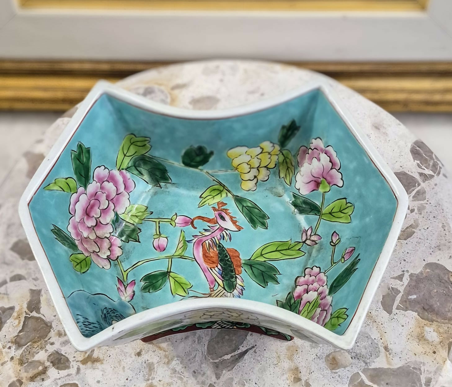 Maravilhoso centro de mesa sextavado em pasta de porcelana, anos 40, Família Rosa, decorado com peônias.