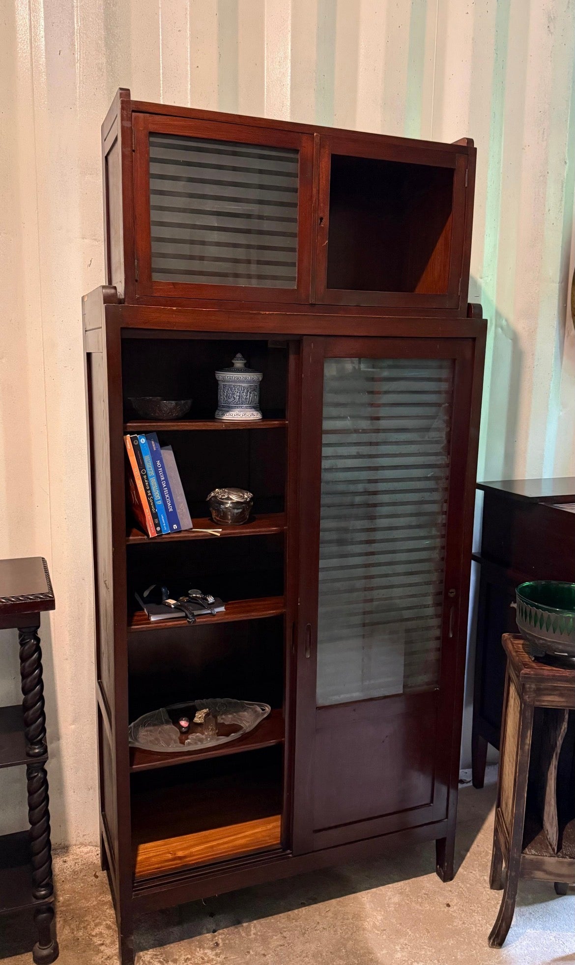 Livreiro de Madeira com Portas de Correr – Vintage