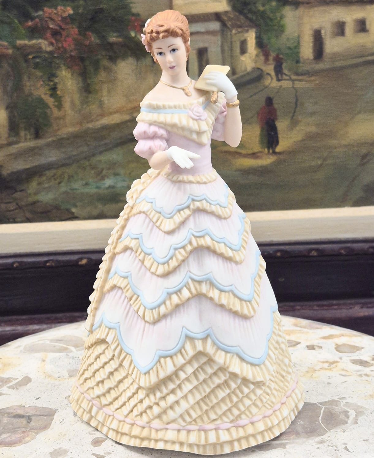 Escultura em porcelana (porcelana fina, texturizada com acabamento fosco do tipo biscuit) da clássica e linda " The Belle of the Ball" produzida pela estadounidense Lenox.