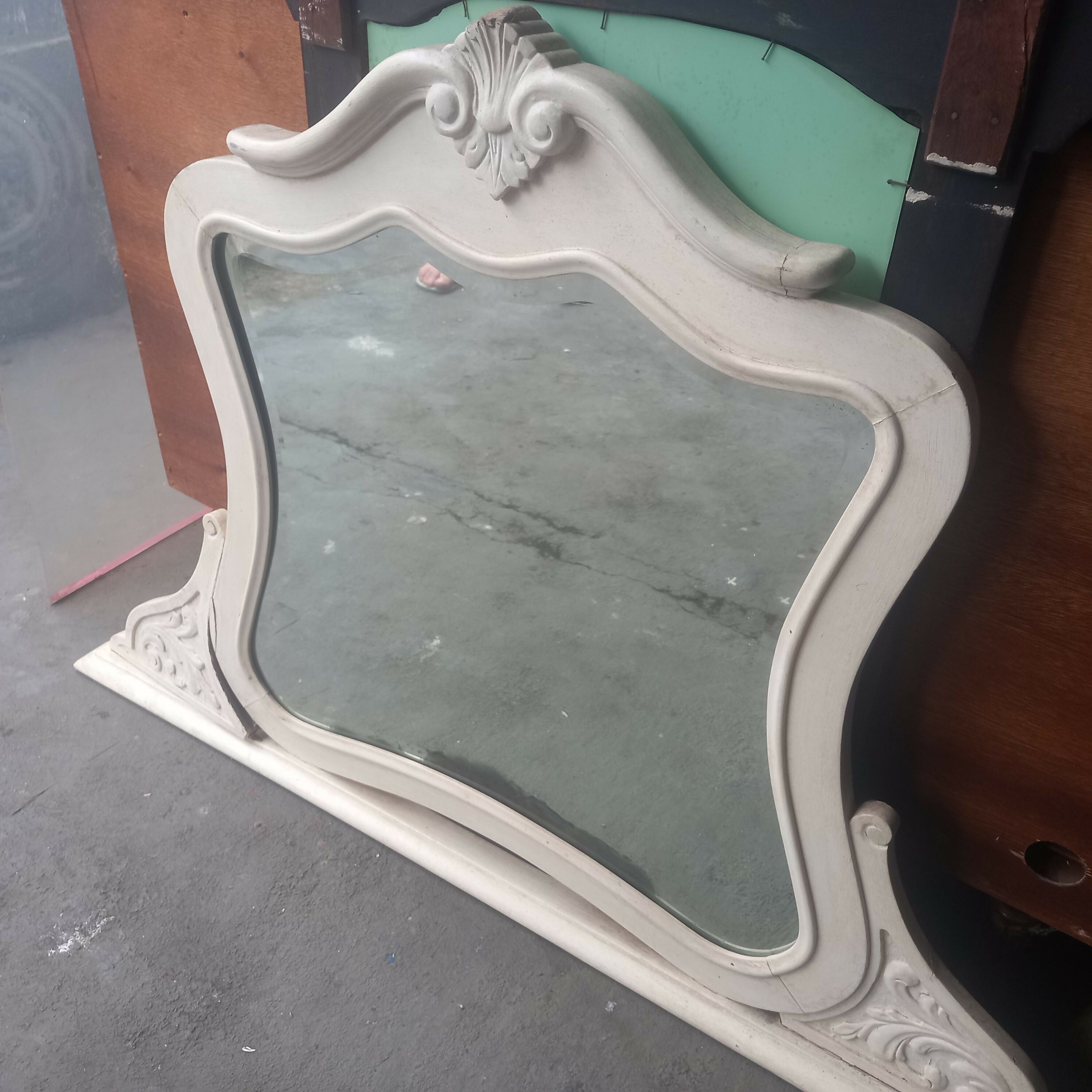 Espelho antigo com moldura de madeira pintado em branco