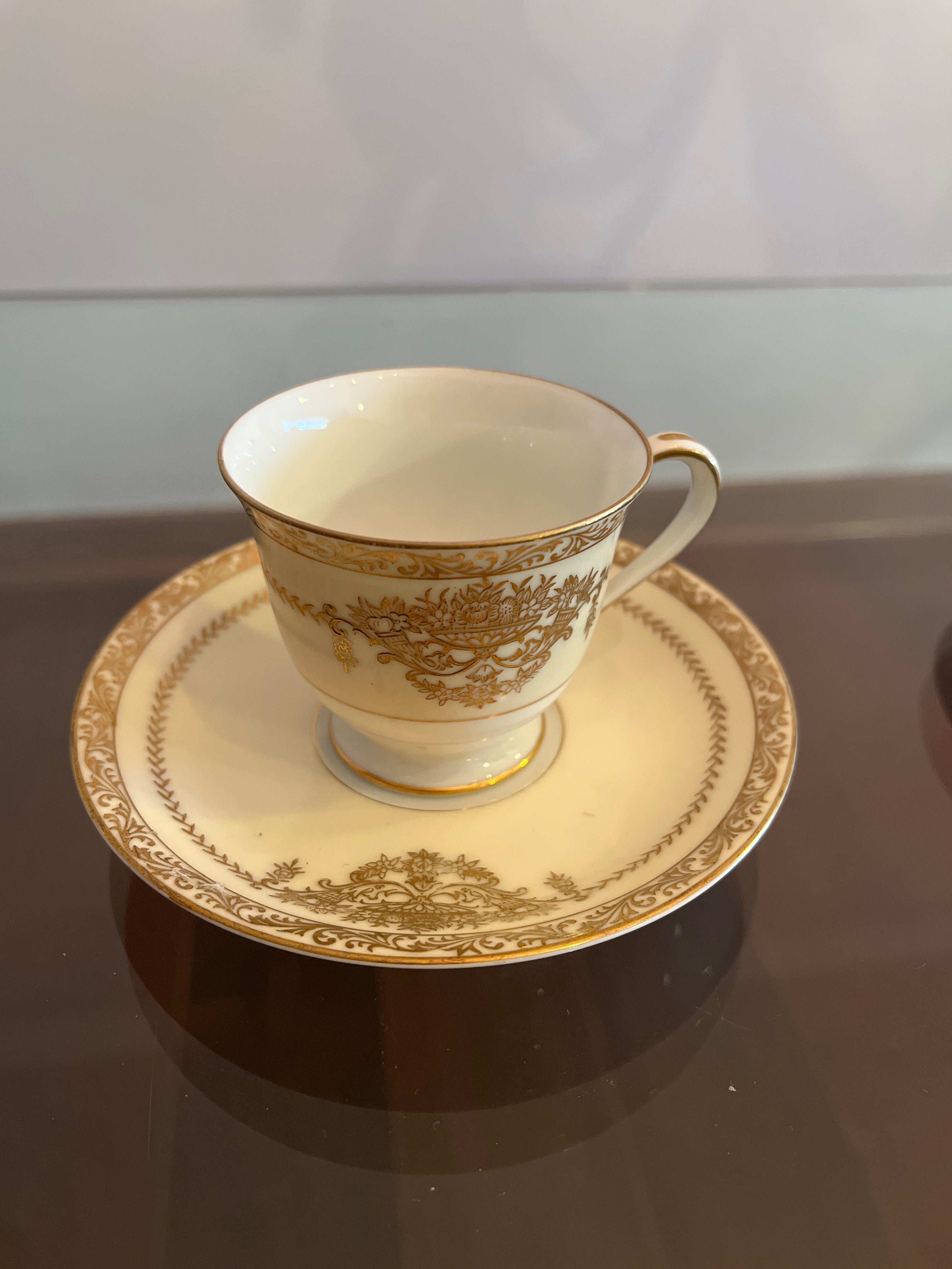 Xícara de café Noritake com detalhes florais em dourado 