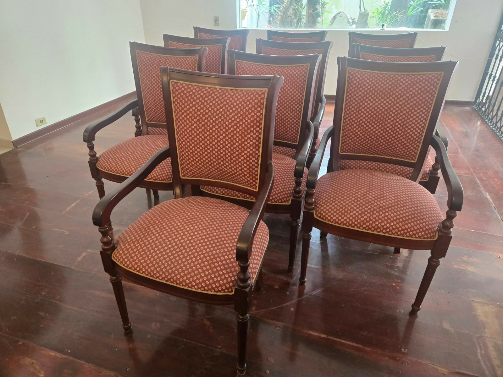 Conjunto de 10 cadeiras de jantar clássicas estofadas (madeira maciça) – anos 1990
