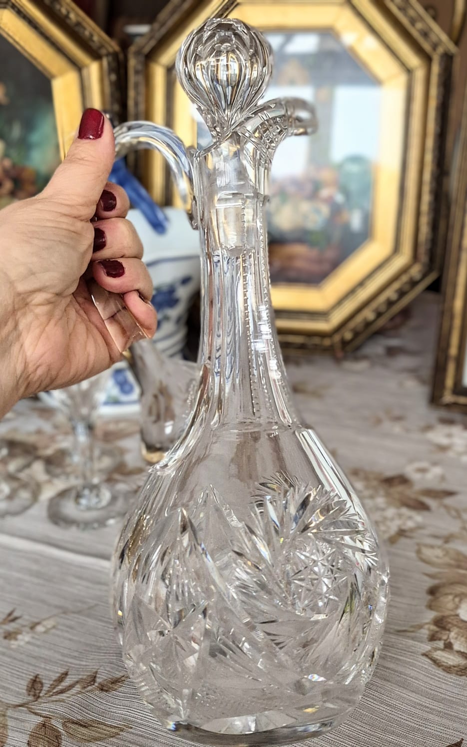 Incrível licoreira com alça em cristal de chumbo tcheco anos 50, pesado, translúcido,  com lapidações dedão e pinwheel. 