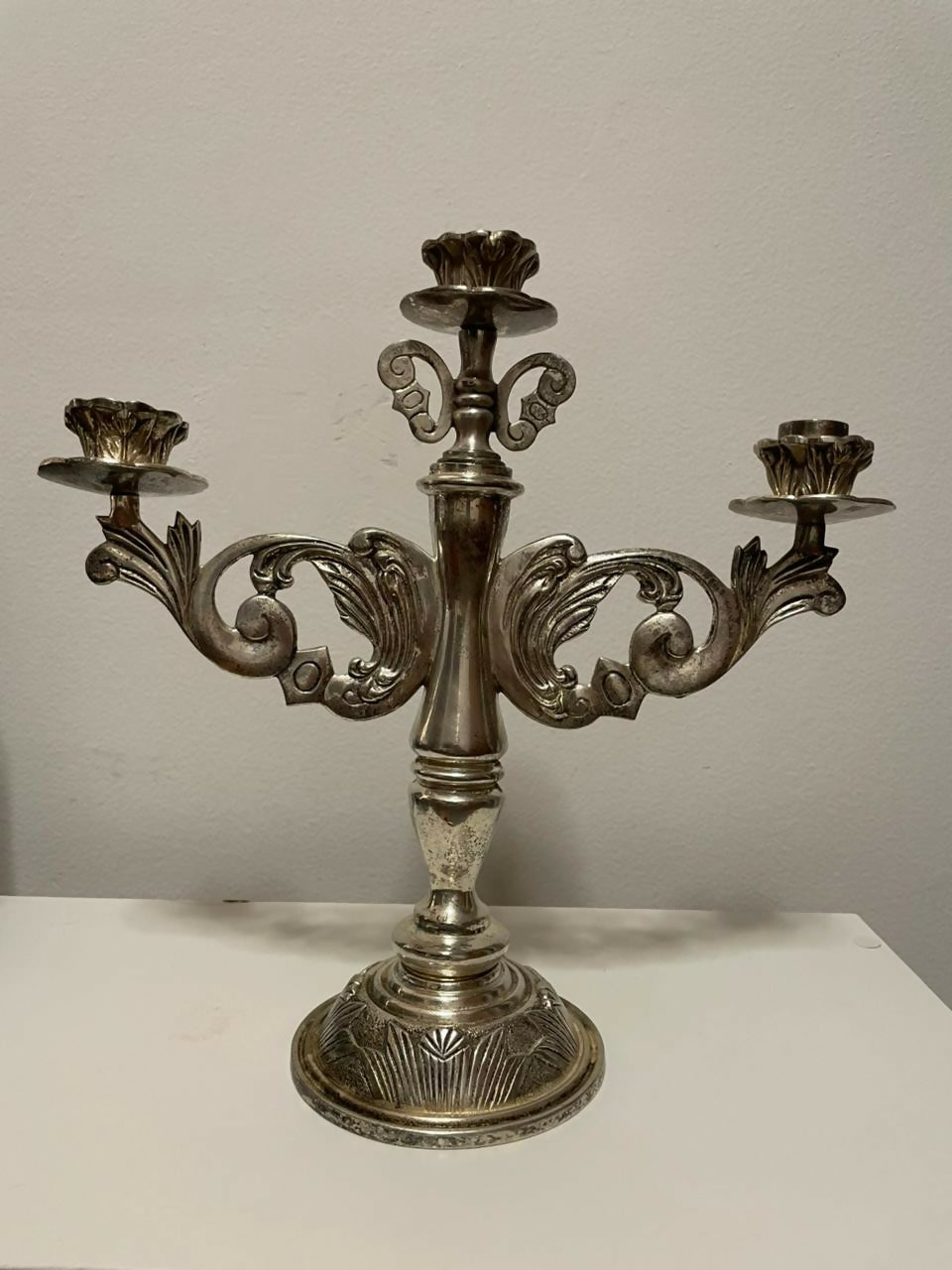 Candelabro para 3 velas em Metal Cinzelado Espessurado a Prata