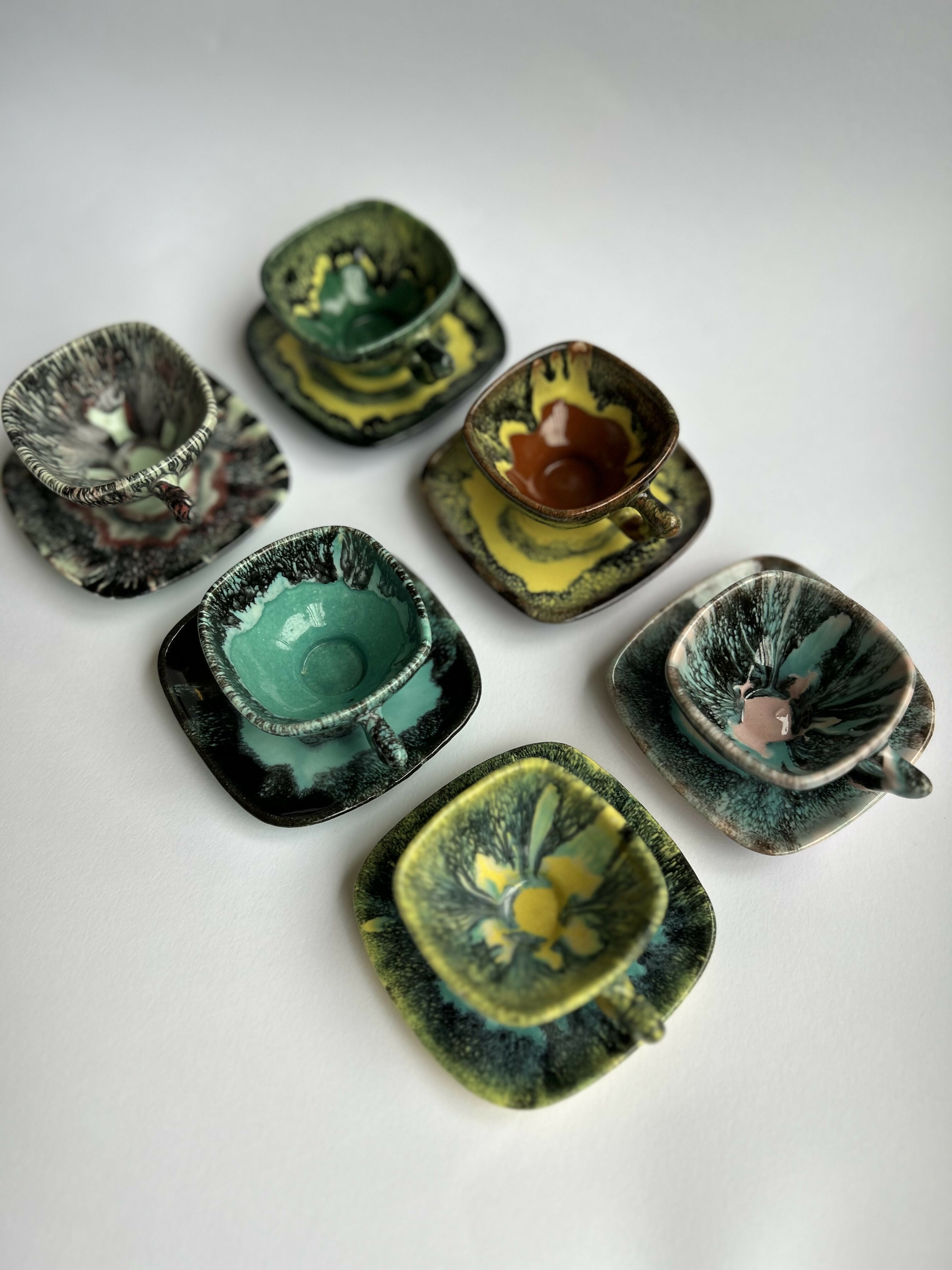 Conjunto com seis xícaras de café e pires