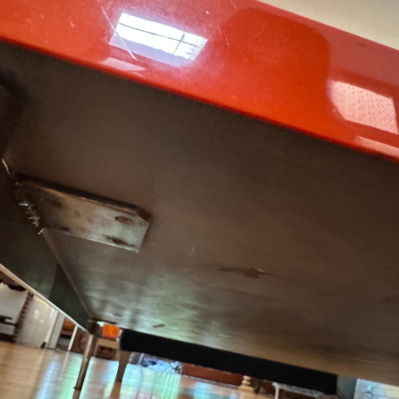 Mesa de Centro Quadrada italiana, início anos 80s, em laca vermelha e base com os  pés cromados