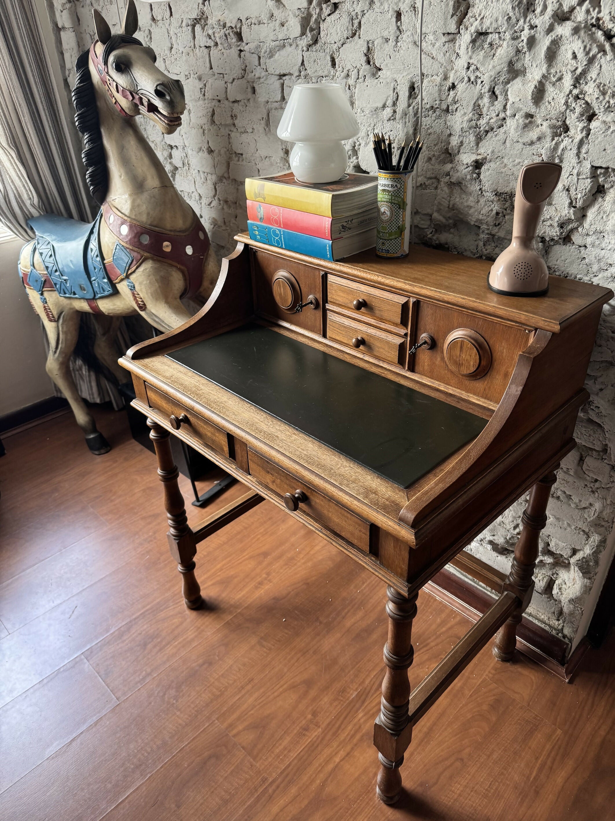 Escrivaninha / penteadeira em madeira maciça
