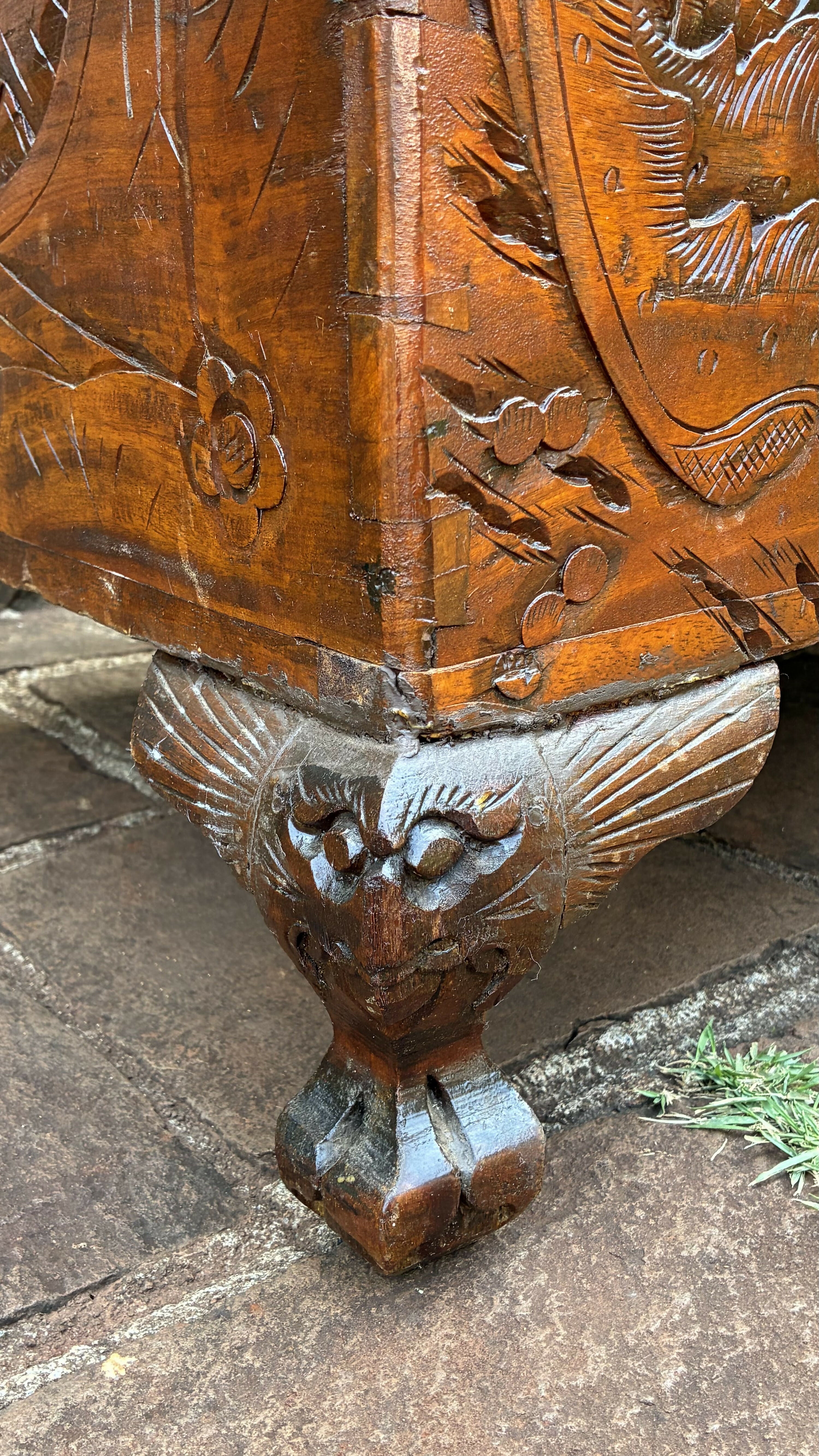 BAÚ ANTIGO EM MADEIRA ENTALHADA À MÃO