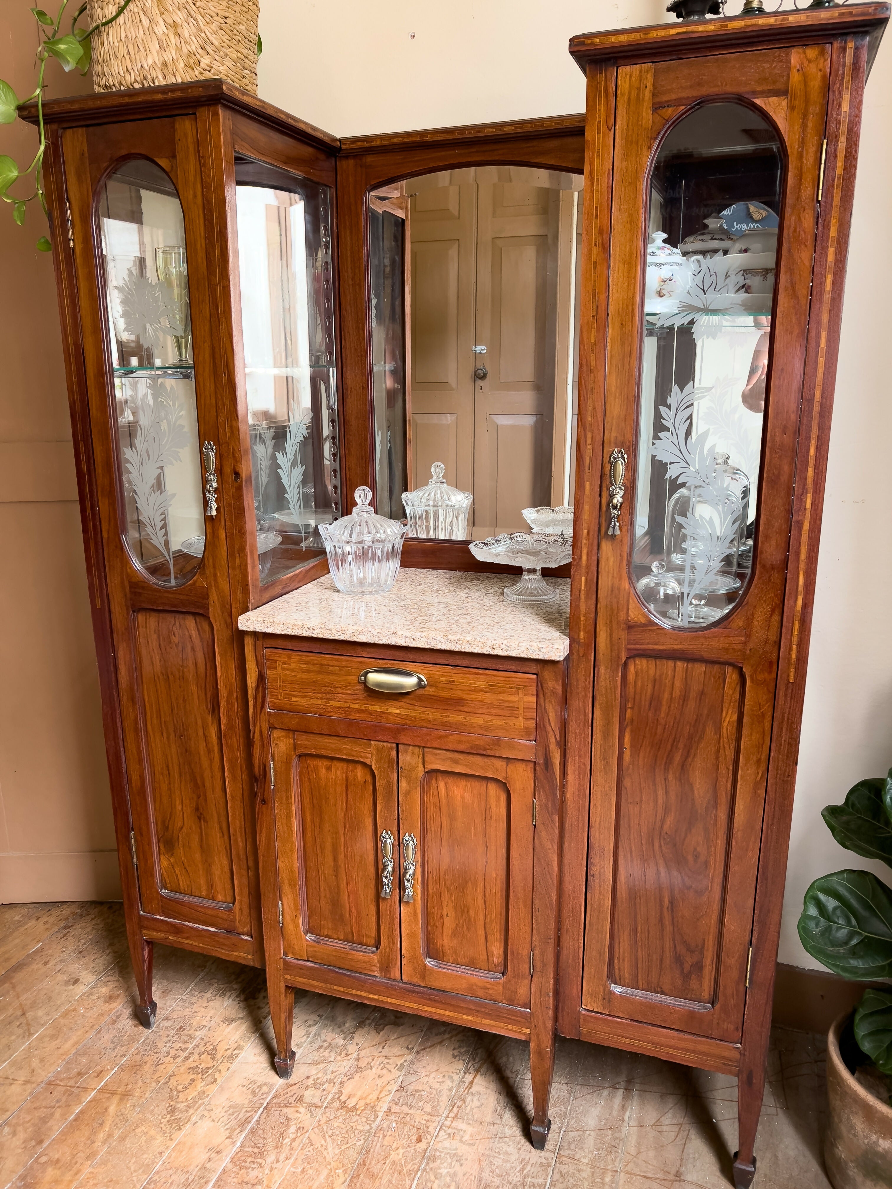 Cristaleira antiga art nouveau restaurada