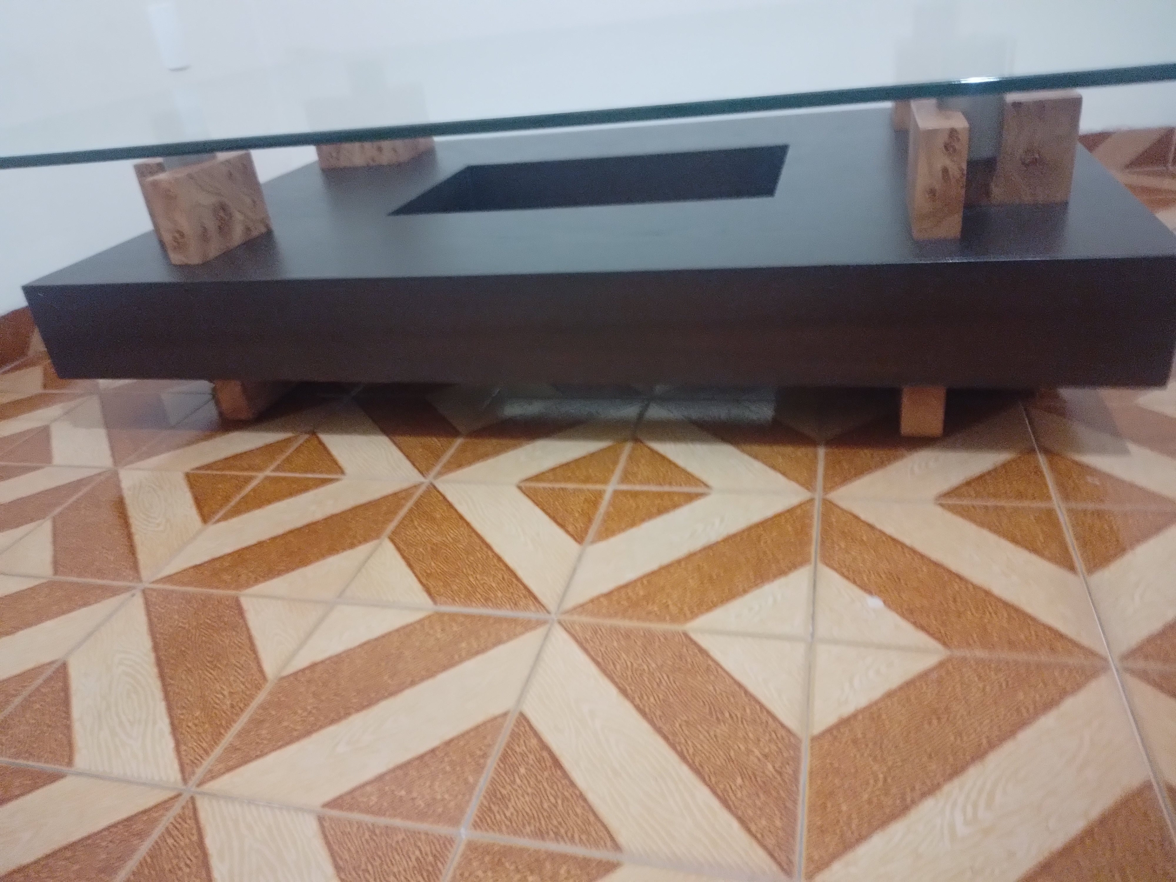 Conjunto finíssimo de mesa de centro retangular e mesinha redonda em madeira com formas geométricas e tampo de vidro 