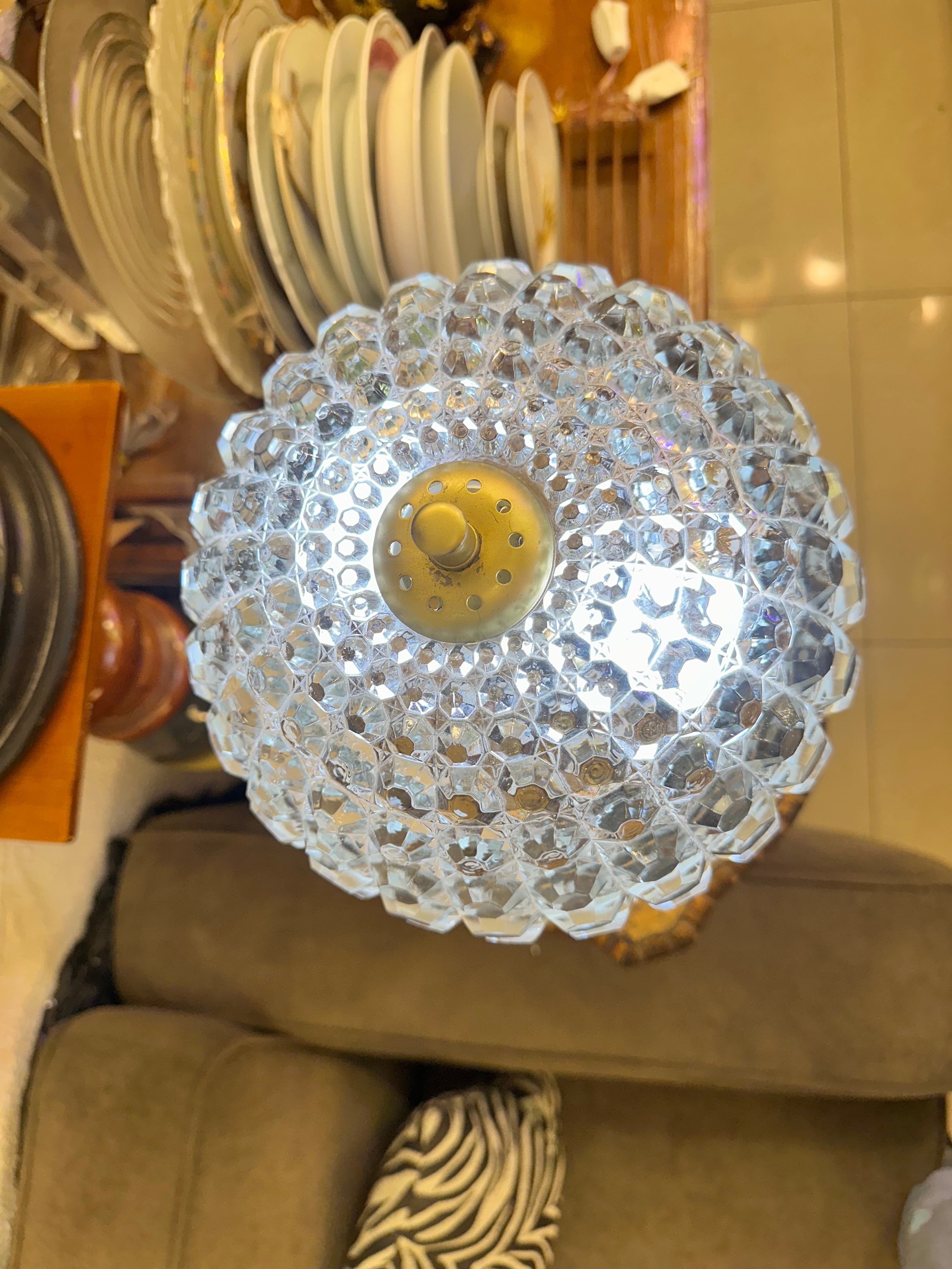 ABAJUR VINTAGE EM BRONZE DOURADO E CÚPULA ARREDONDADA EM CRISTAL LAPIDADO
