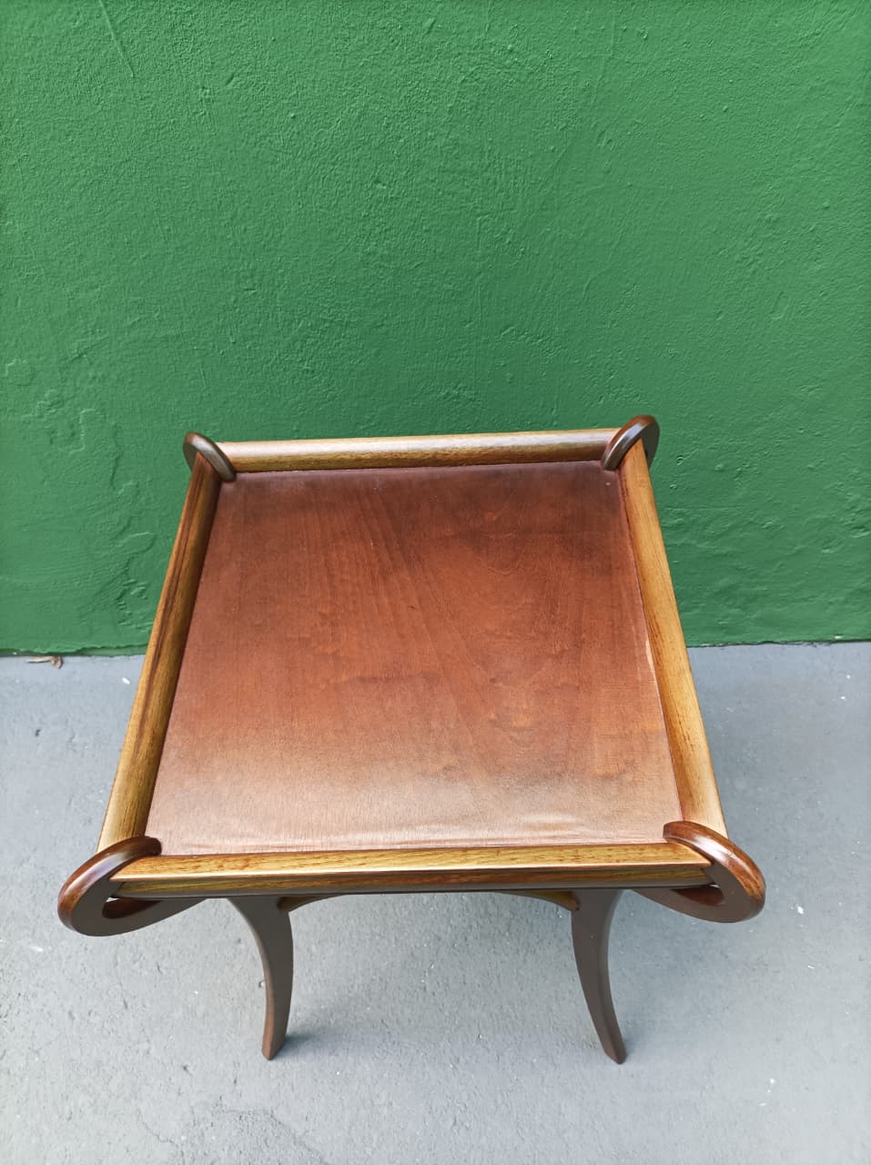 Mesa Lateral Vintage em Madeira com Tampo Quadrado e Detalhes Curvos