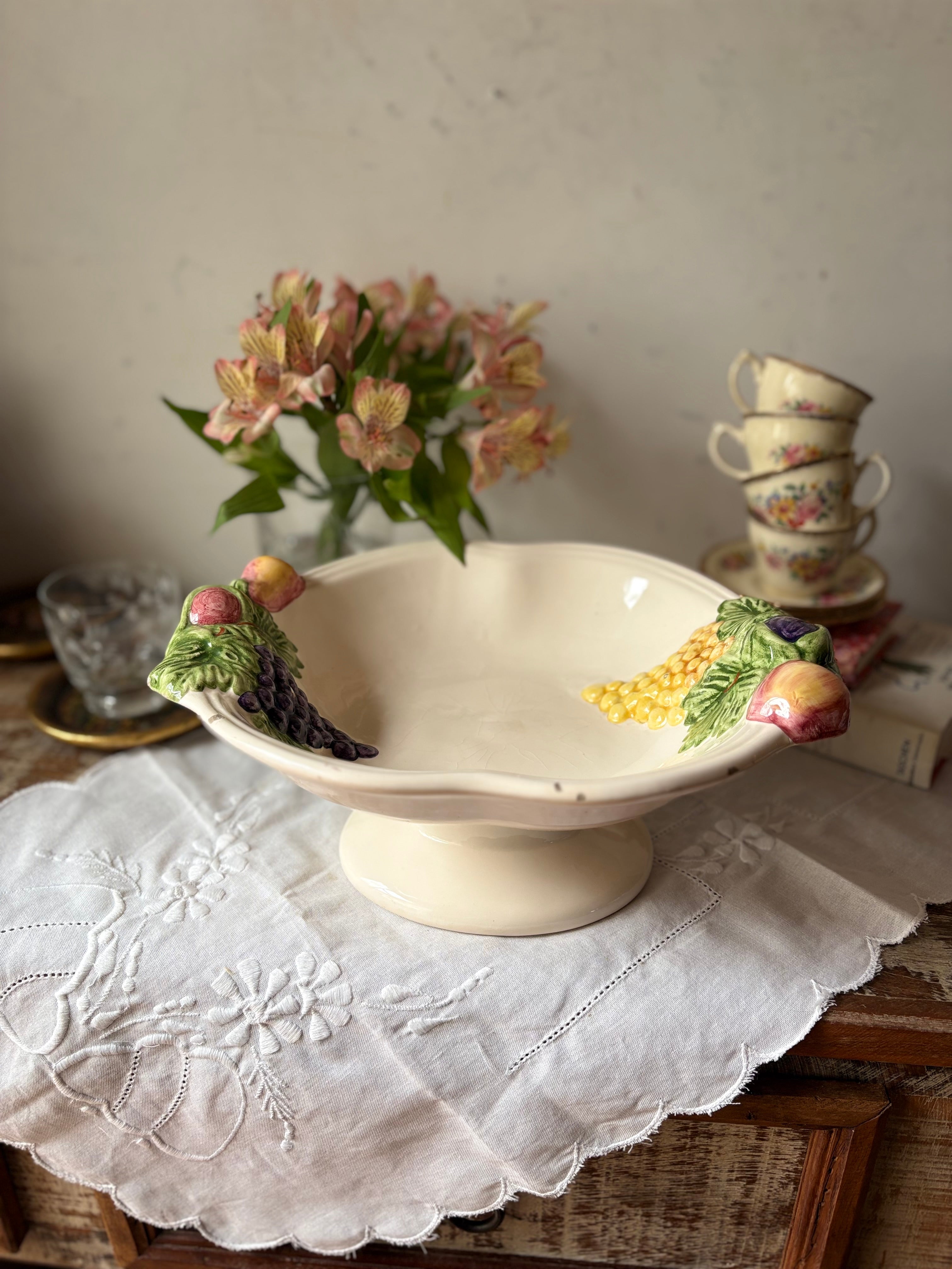 Fruteira com pé em cerâmica decorada com frutas